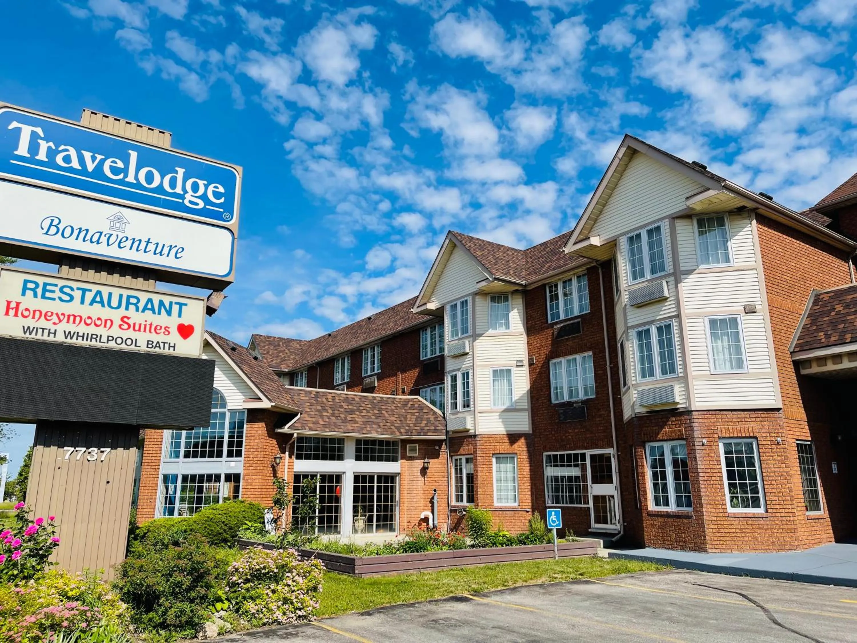 Property building in Travelodge by Wyndham Niagara Falls Lundys Lane