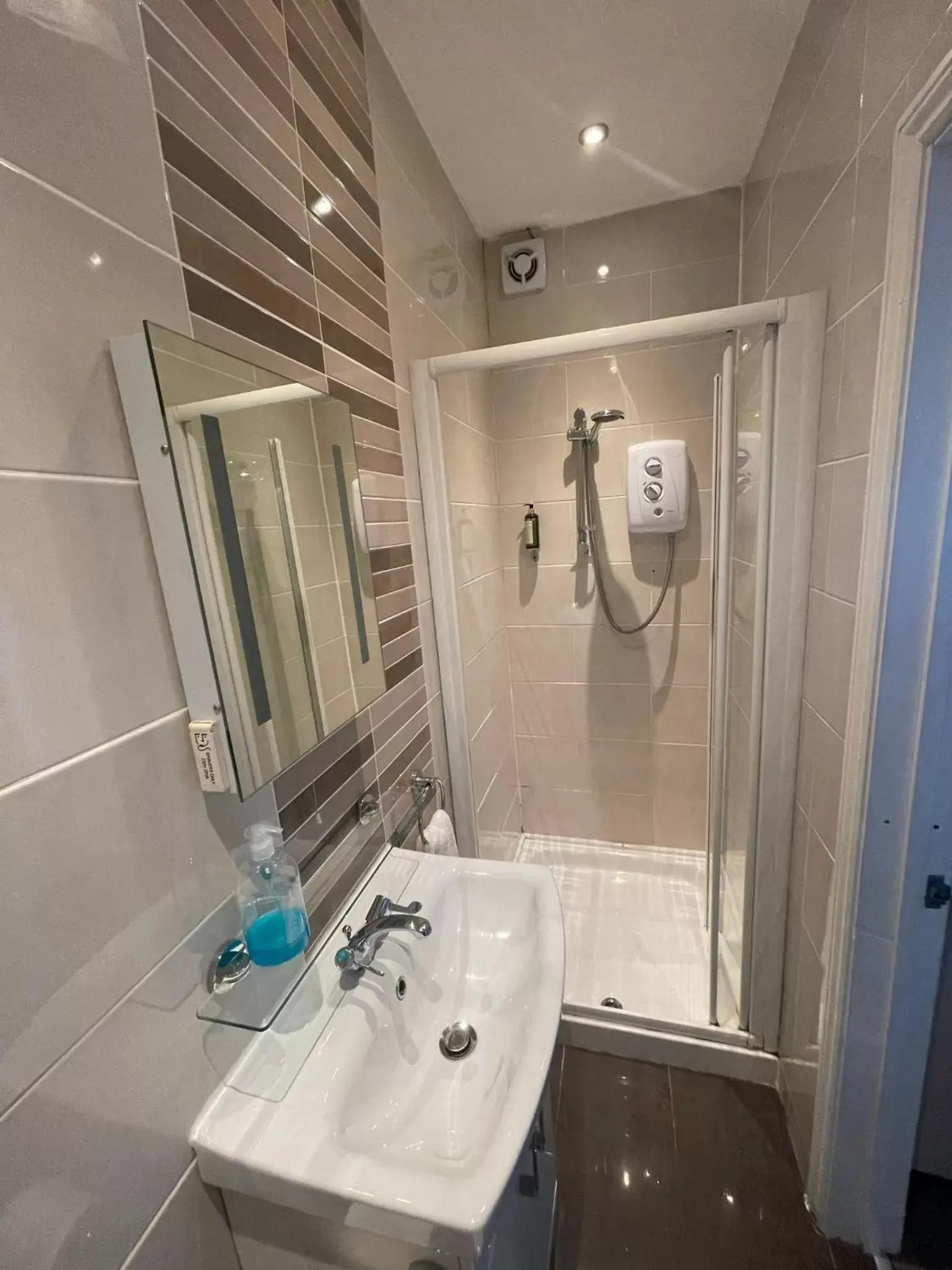 Shower, Bathroom in Oakhurst Gatwick B&B