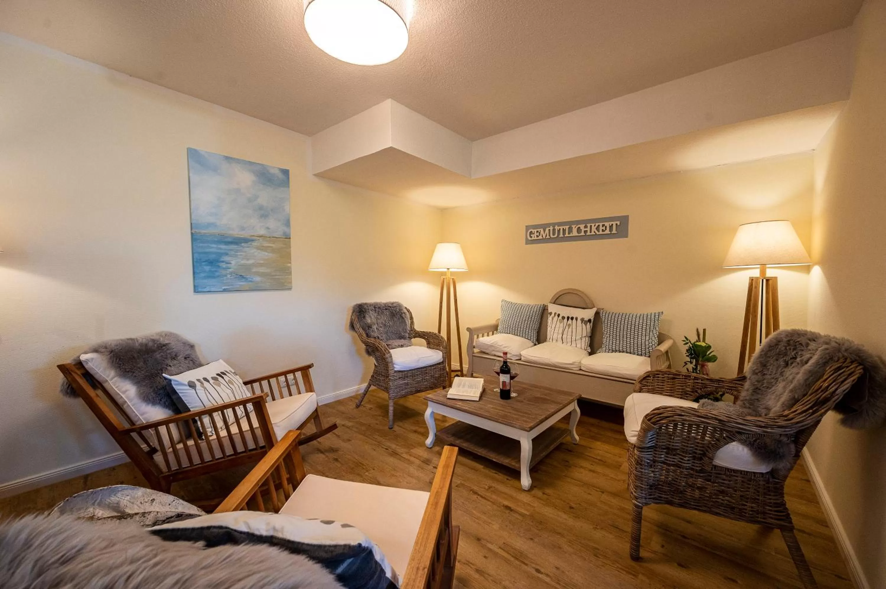 Communal lounge/ TV room, Bed in Das Frühstückshotel Büsum