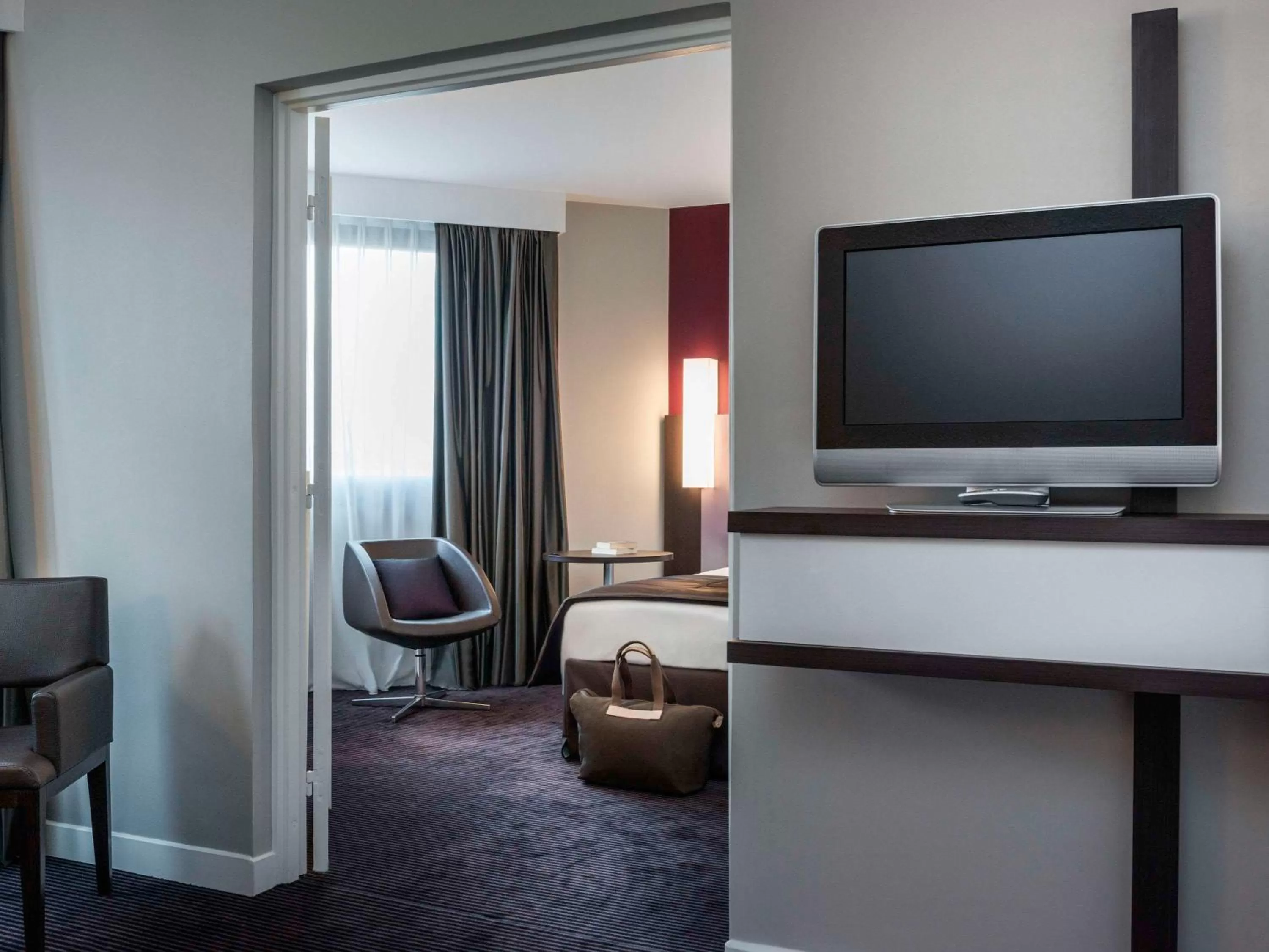 Photo of the whole room, TV/Entertainment Center in Mercure Reims Centre Cathédrale