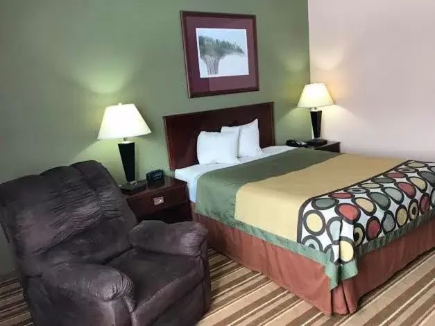 Bedroom, Bed in Heartland Hotel & Suites