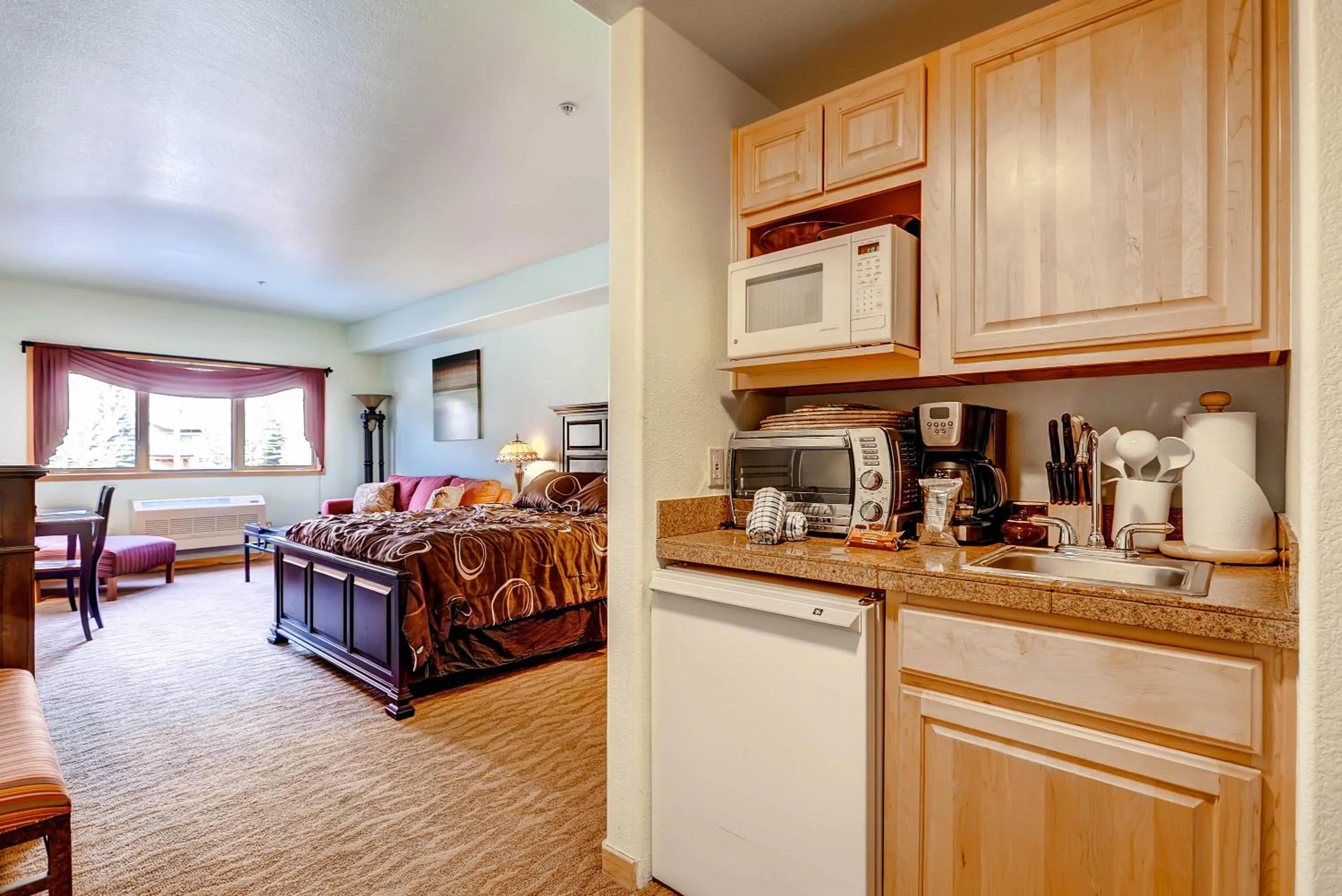 Kitchen or kitchenette, Bed in Gateway Mountain Lodge, A Vail Resorts Property
