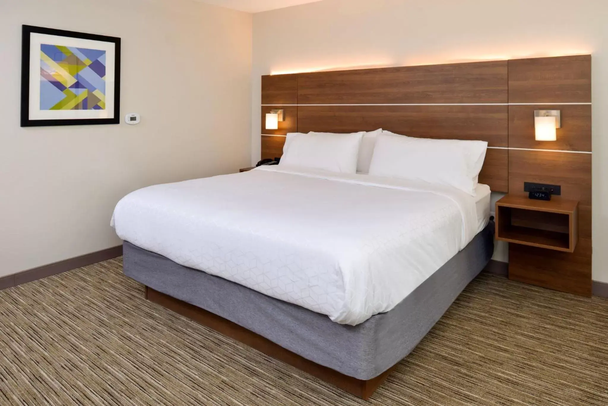 Photo of the whole room, Bed in Holiday Inn Express & Suites - Ottumwa, an IHG Hotel