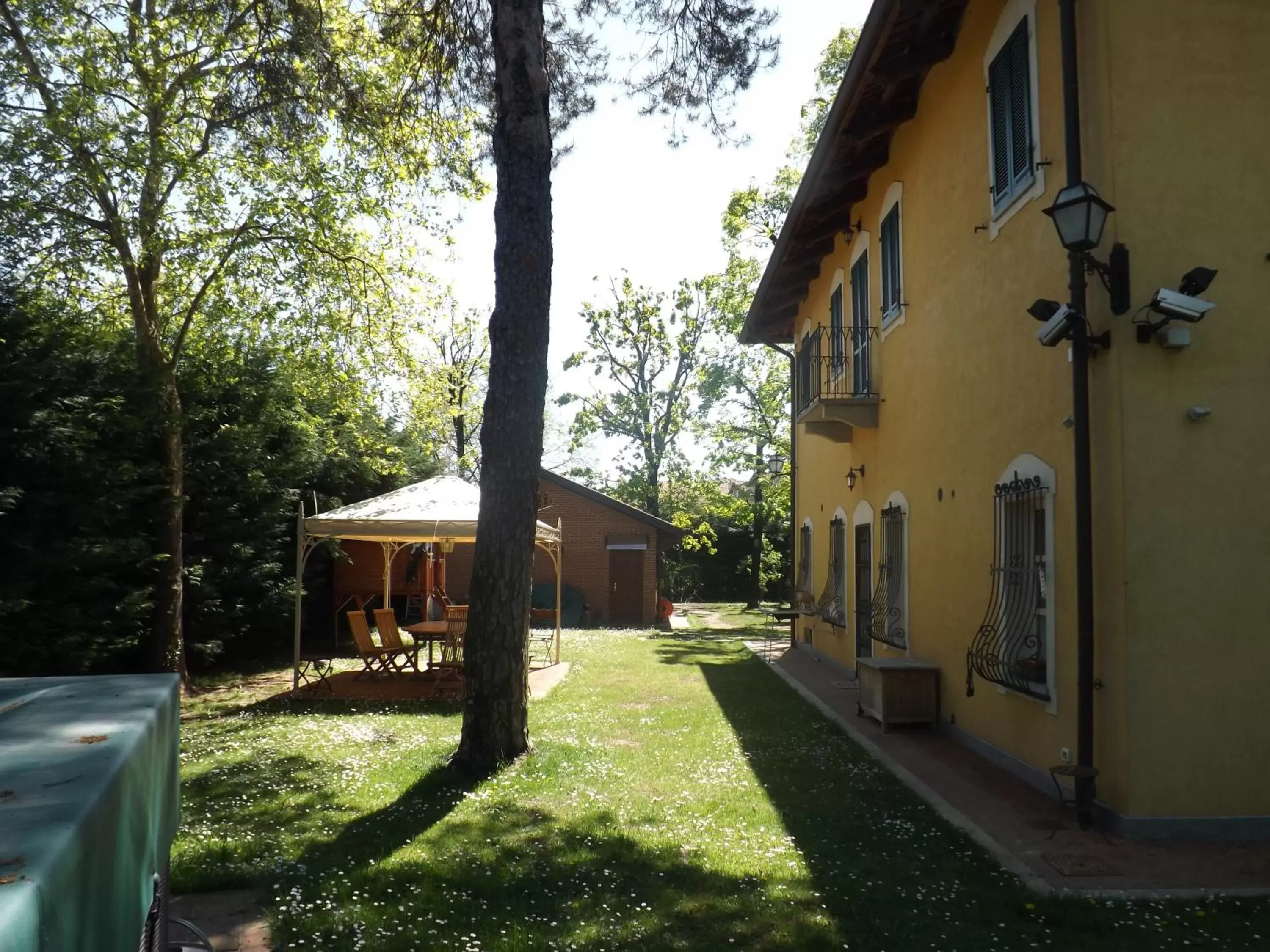 Patio, Property Building in Villa Mirano Bed & Breakfast