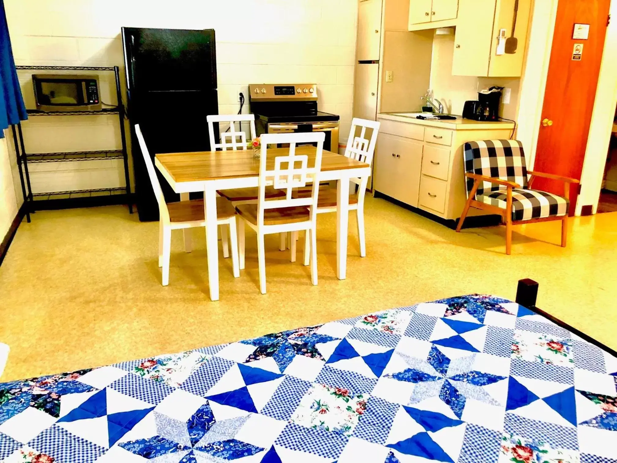 Dining Area in Oasis Lake Buchanan