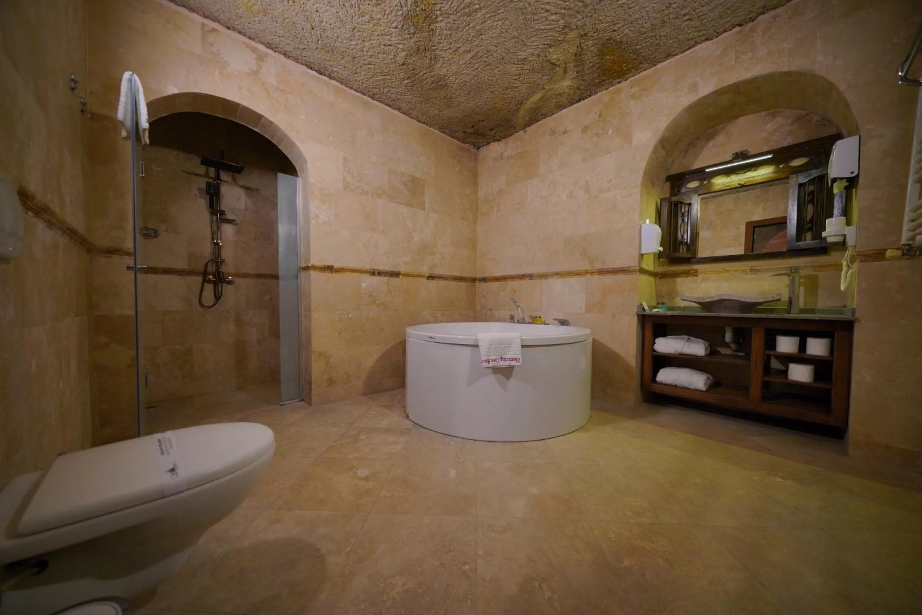 Shower in Shoestring Cave House