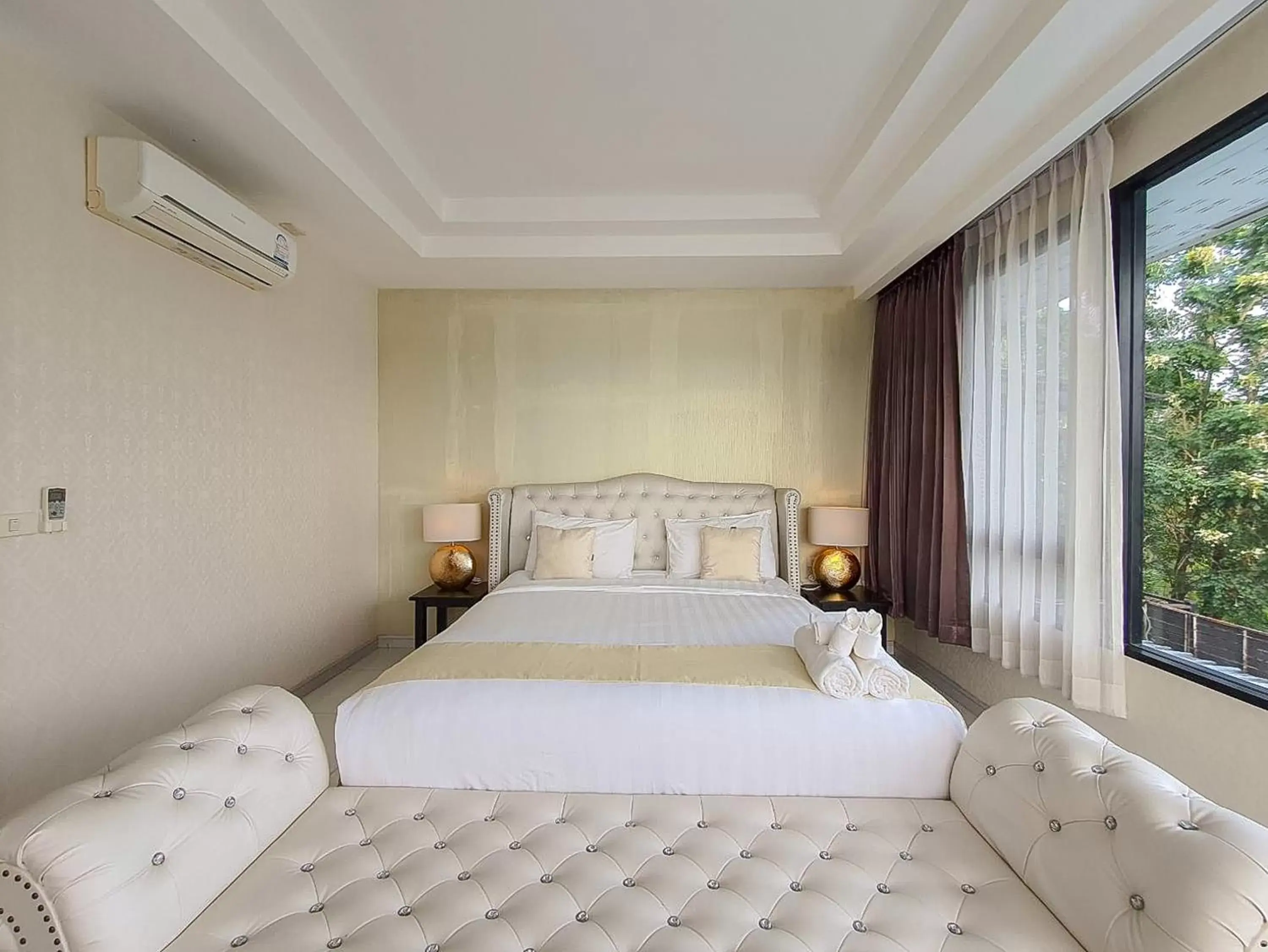 Bed in Phornpailin Riverside Resort