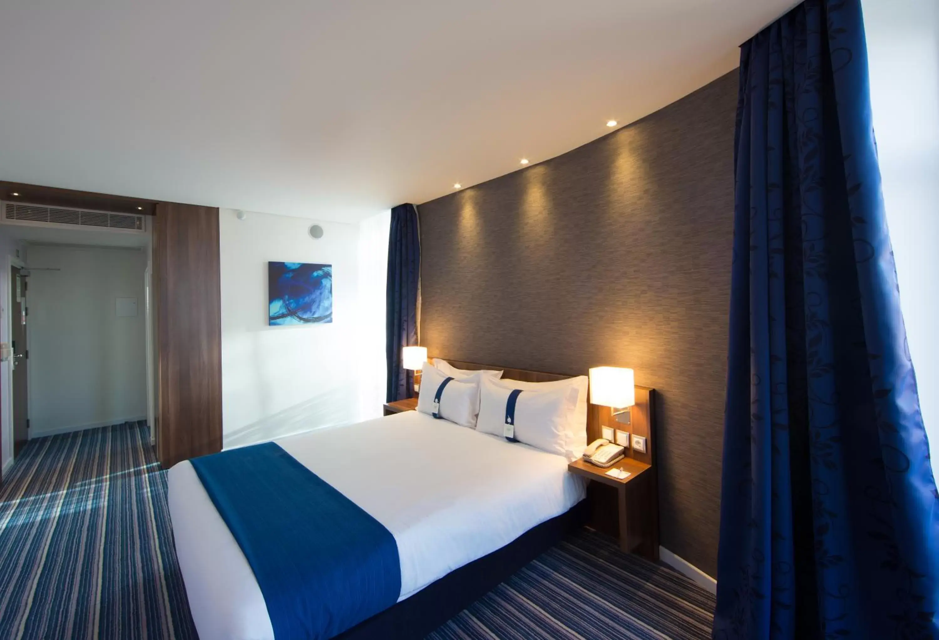 Bed in Holiday Inn Express Lisboa - Av. Liberdade, an IHG Hotel