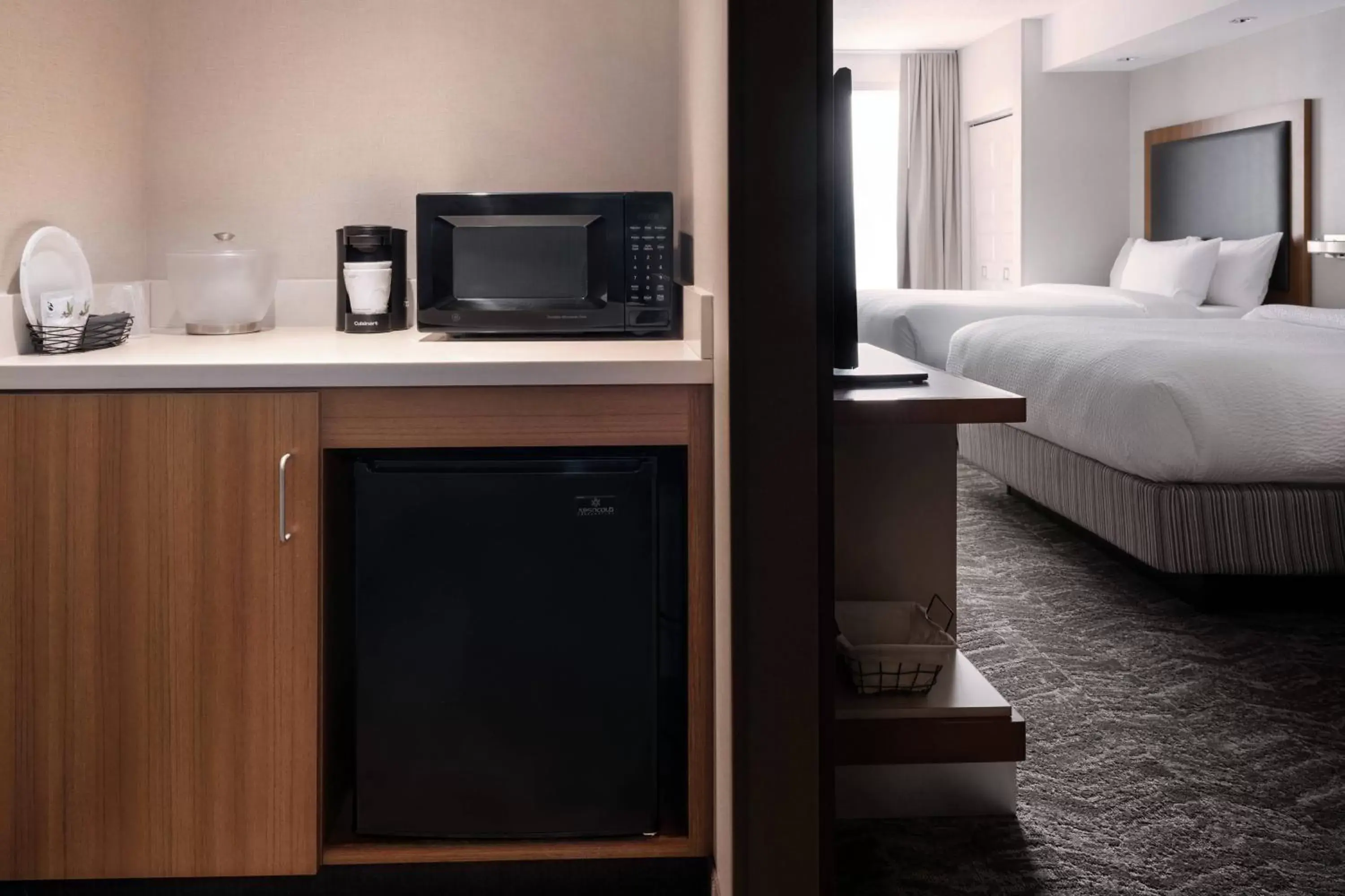 Kitchen or kitchenette, TV/Entertainment Center in SpringHill Suites by Marriott Syracuse Carrier Circle