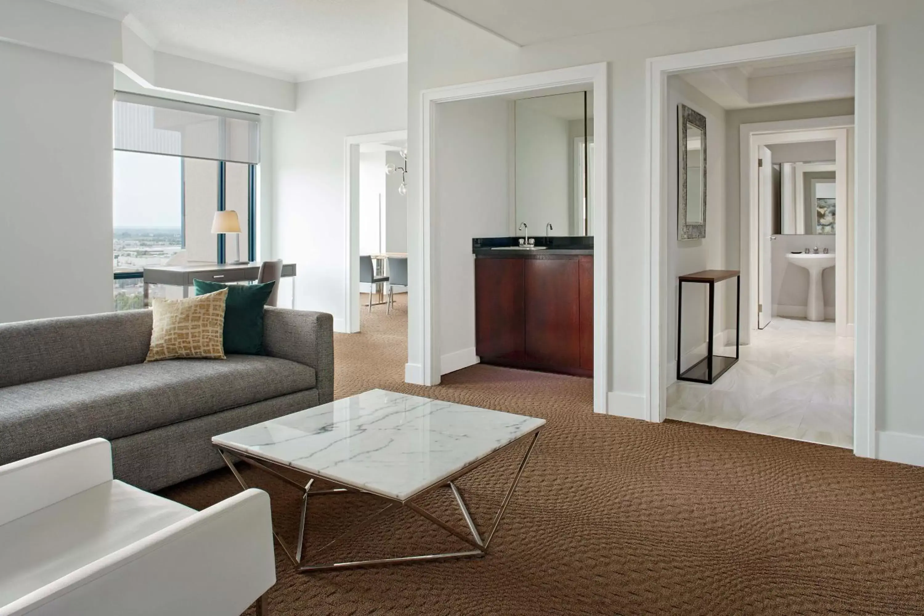 Living room, Seating Area in Sheraton Parkway Toronto North Hotel & Suites