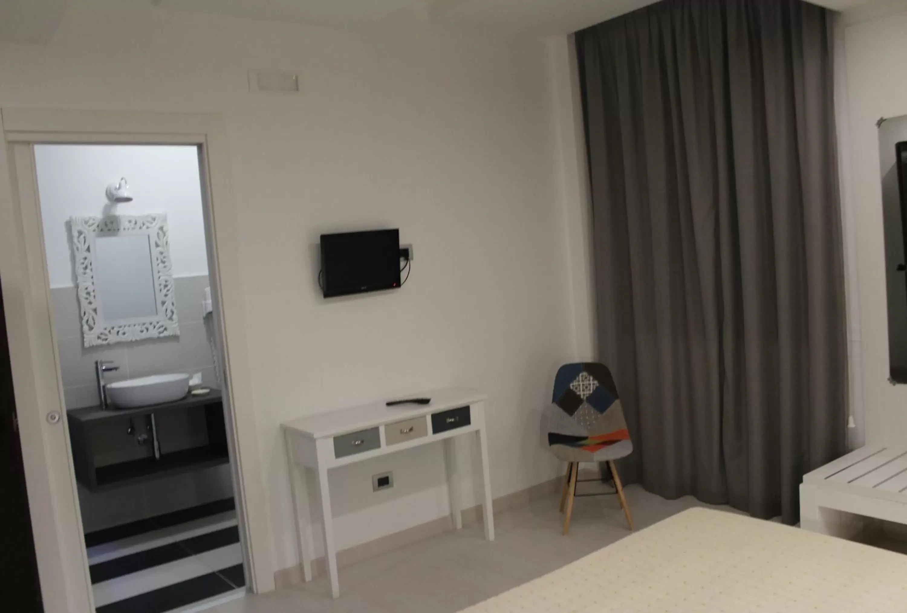 Bedroom, TV/Entertainment Center in Hotel Miramare