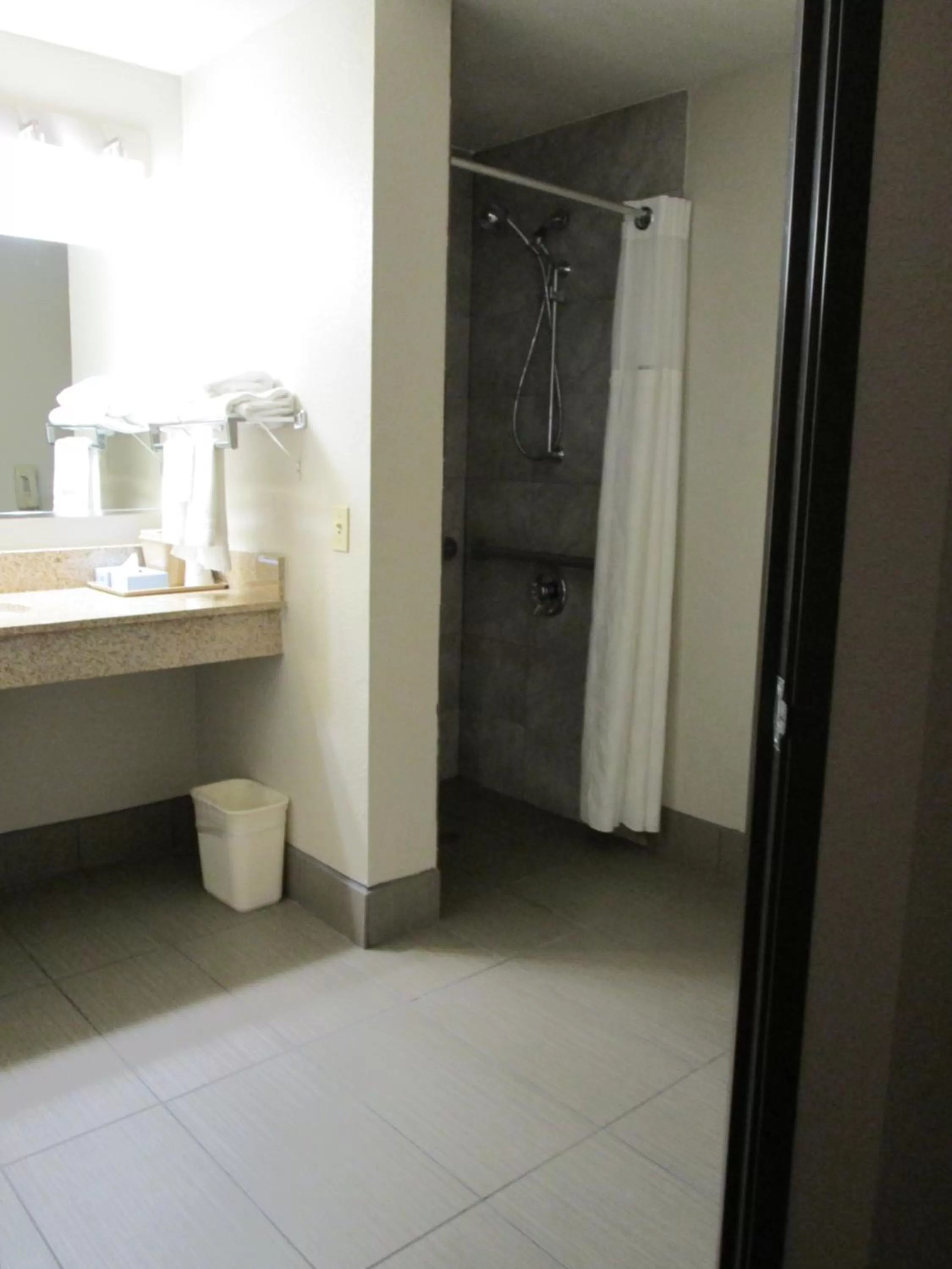 1 Queen Bed, Accessible Room, Non-Smoking in Ramada by Wyndham Platte City KCI Airport