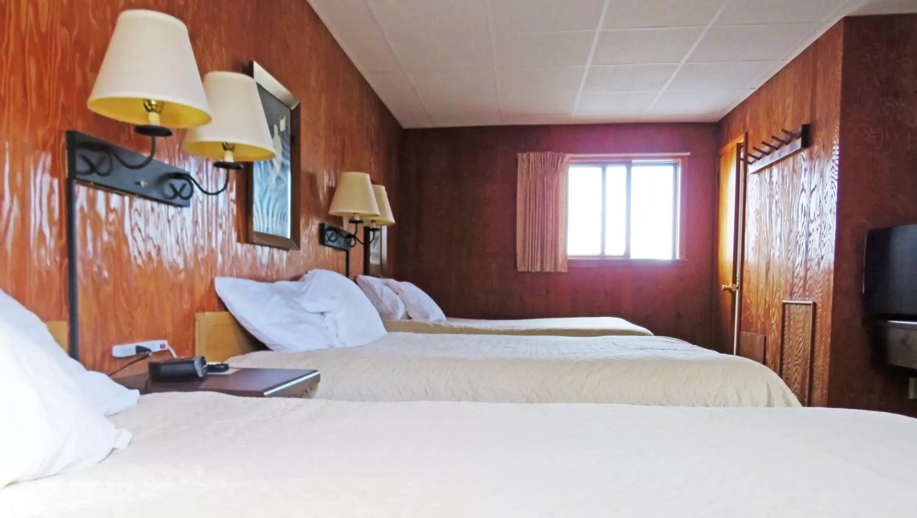Photo of the whole room, Bed in Indianhead Ironwood Hotel
