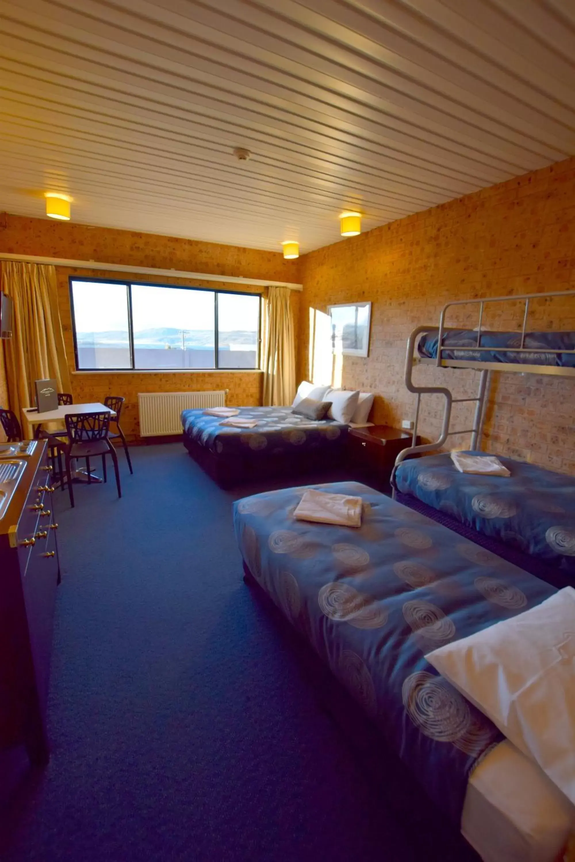 Photo of the whole room, Bed in Alpine Resort Motel