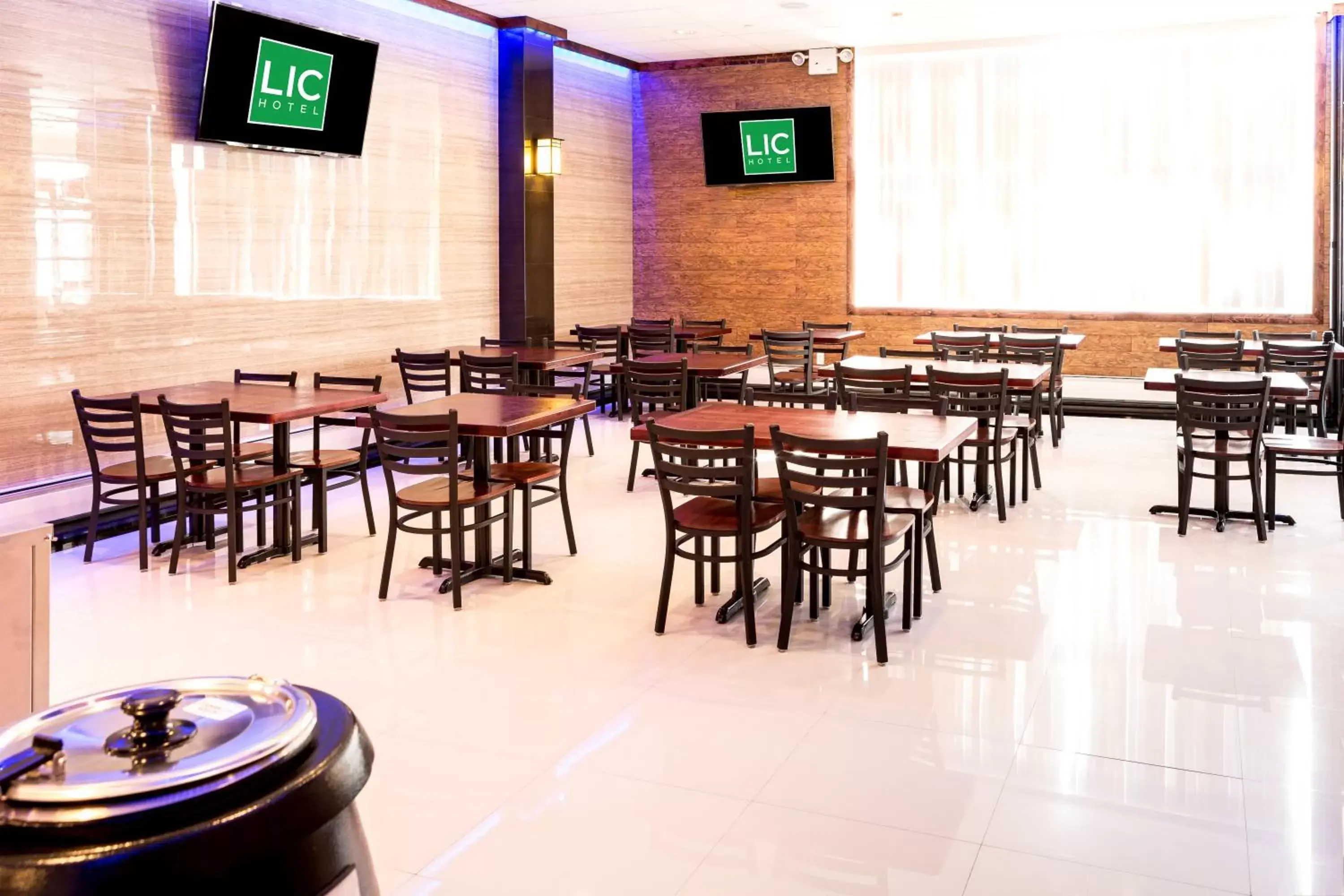 Property building, Restaurant/Places to Eat in LIC Hotel