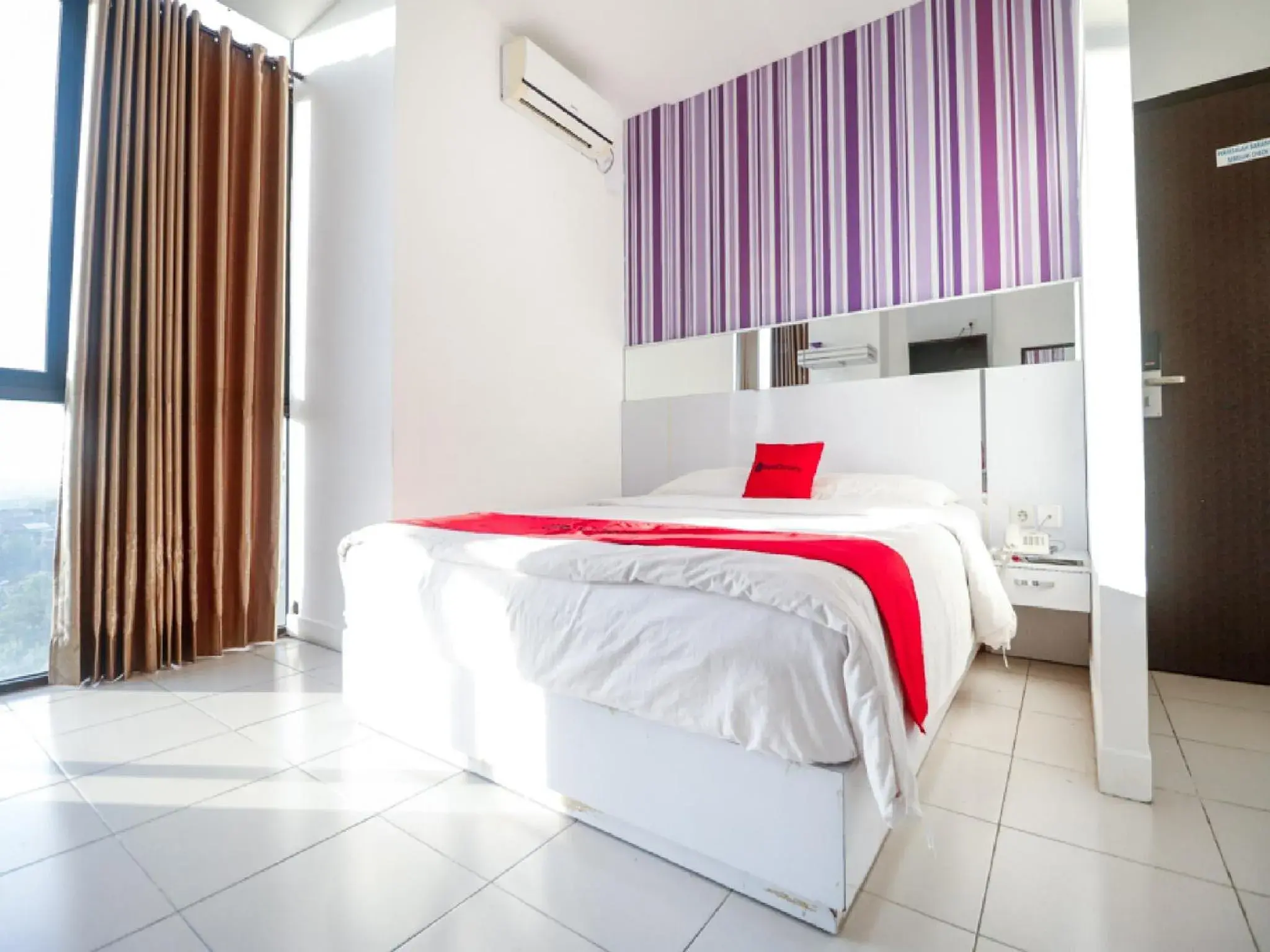 Bedroom, Bed in RedDoorz near Terminal Batu Ampar