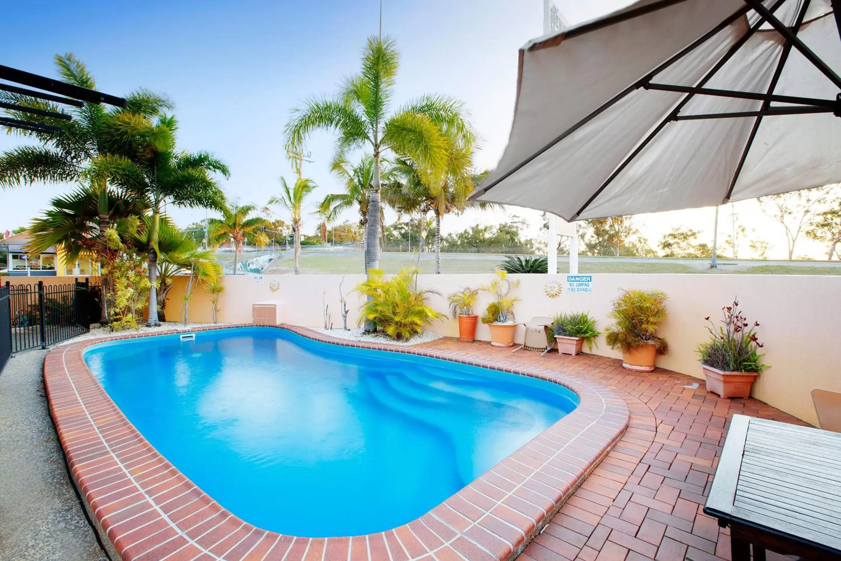 Swimming Pool in Glenmore Tavern