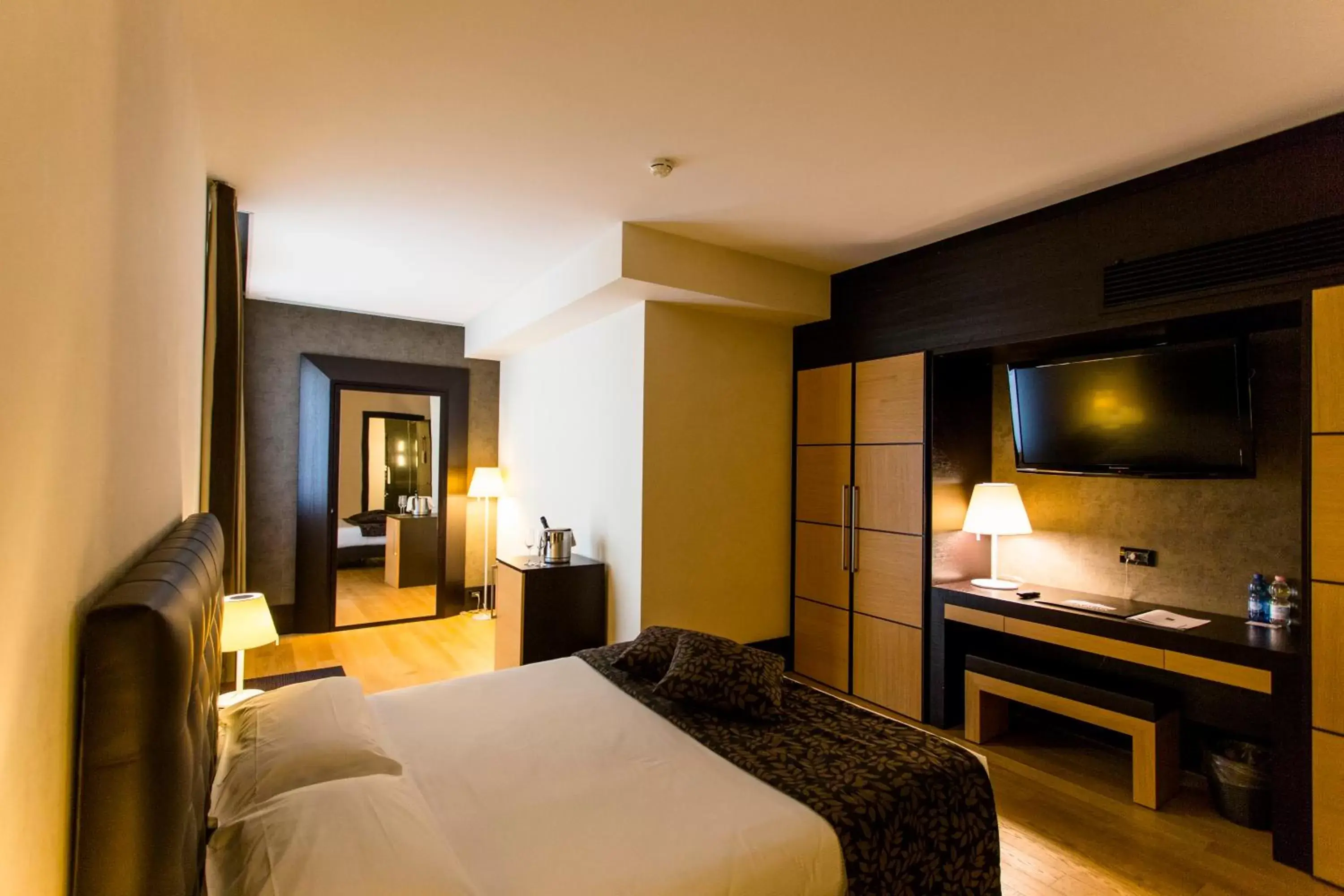 Bedroom, TV/Entertainment Center in B&B Hotel Borgaro Torinese