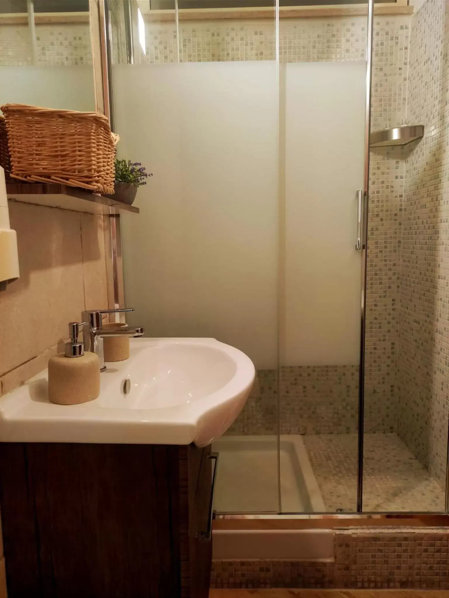 Shower, Bathroom in Aedes B&B Il Giardino dei Sogni