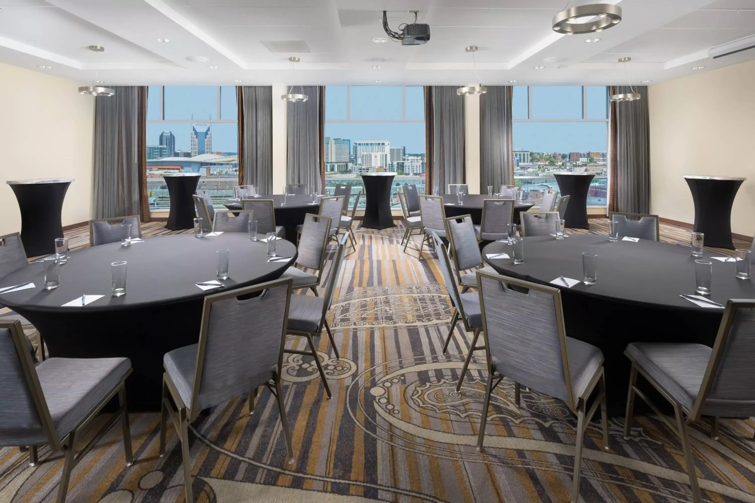 Meeting/conference room, Restaurant/Places to Eat in Fairfield Inn and Suites by Marriott Nashville Downtown/The Gulch