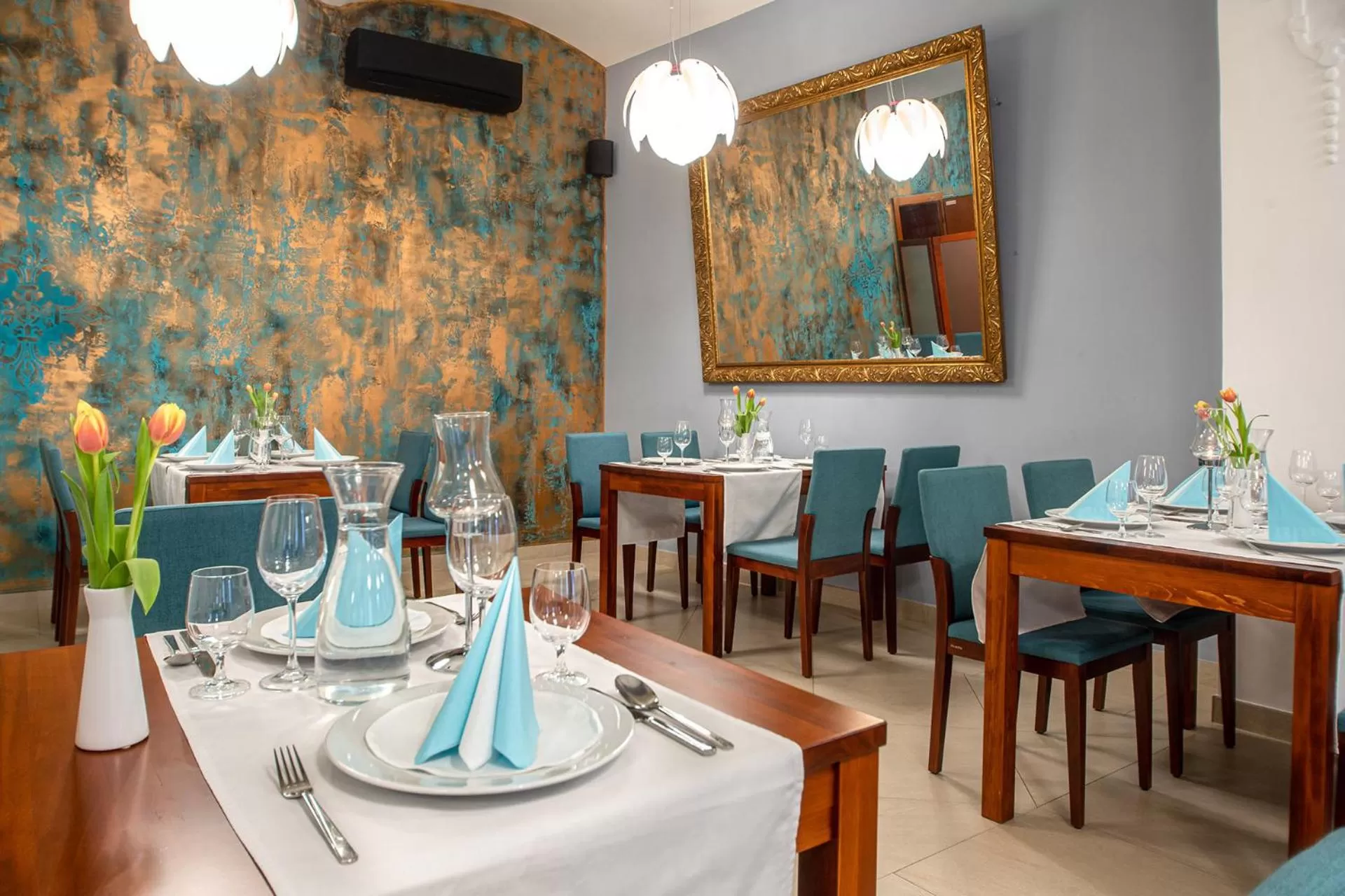 Restaurant/places to eat in Hotel Academic