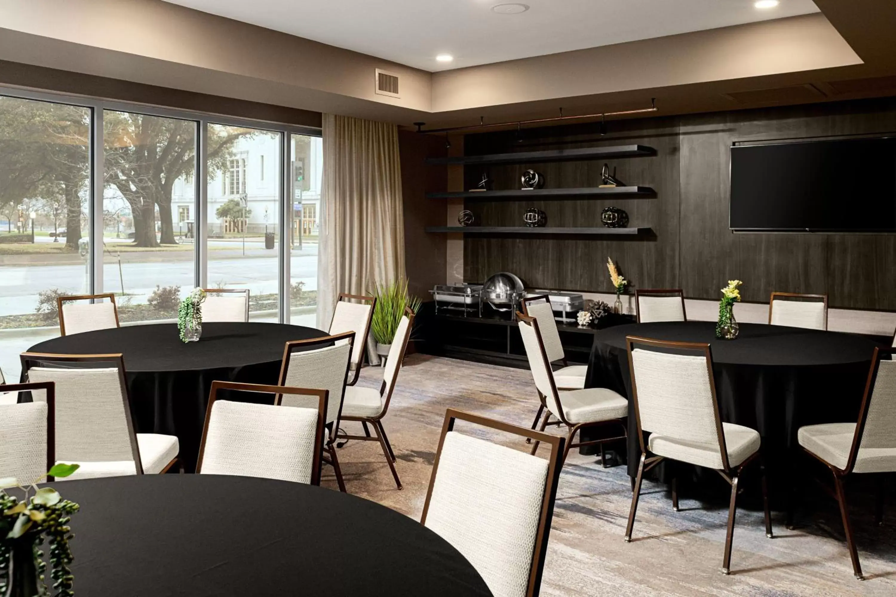 Meeting/conference room, Restaurant/Places to Eat in Courtyard by Marriott Dallas Downtown/Reunion District