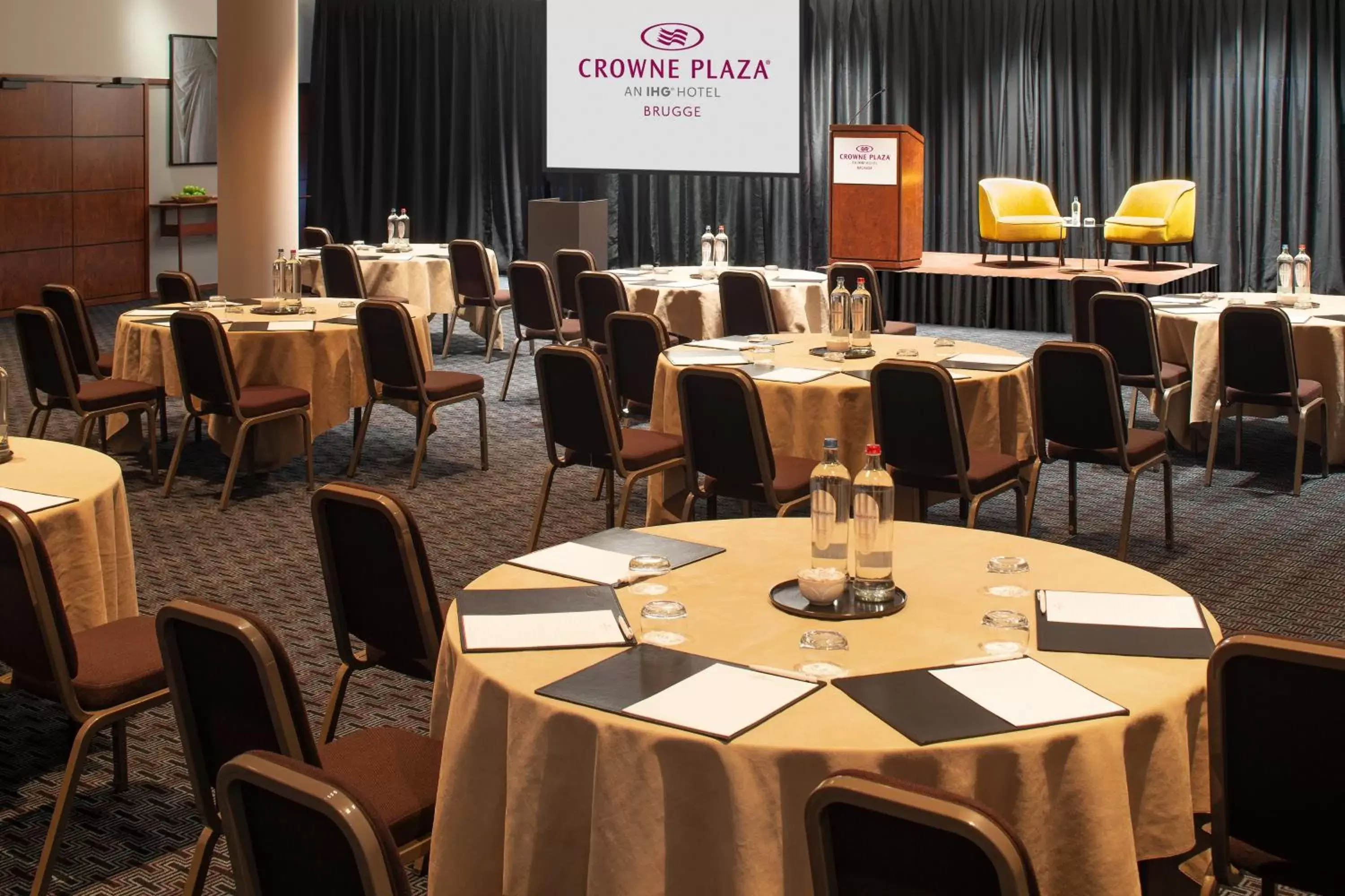 Meeting/conference room, Business Area/Conference Room in Crowne Plaza Hotel Brugge, an IHG Hotel