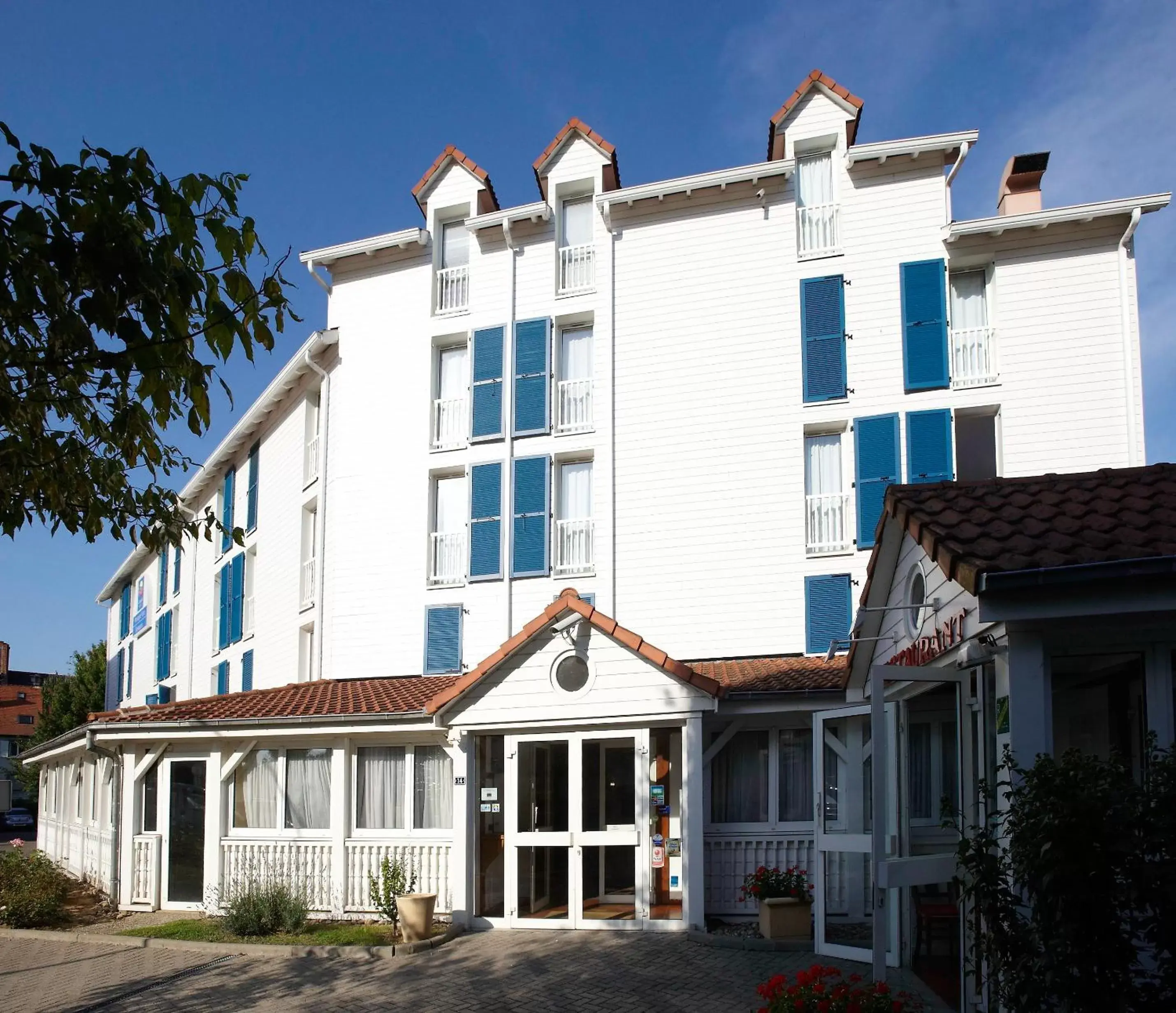 Facade/entrance, Property Building in Hotel Strasbourg - Montagne Verte & Restaurant Louisiane