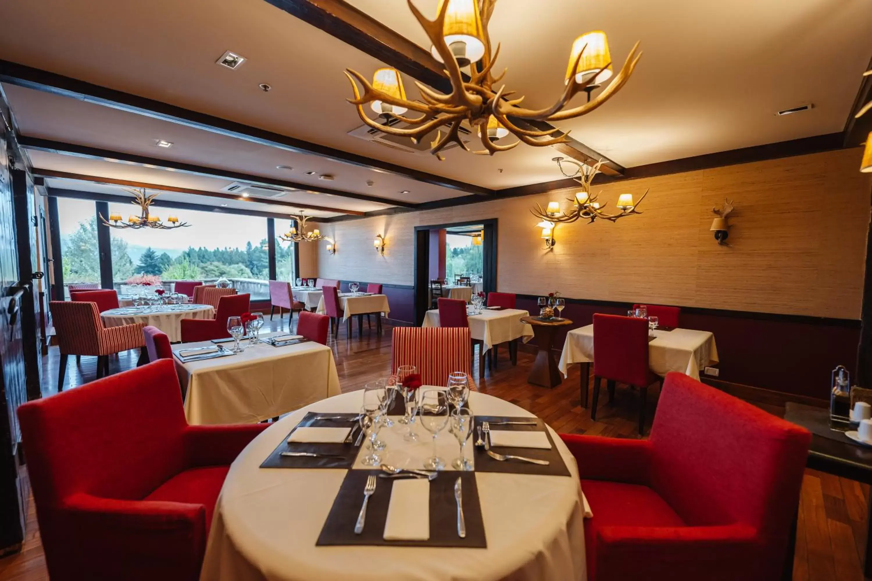 Restaurant/Places to Eat in Loi Suites Chapelco Hotel