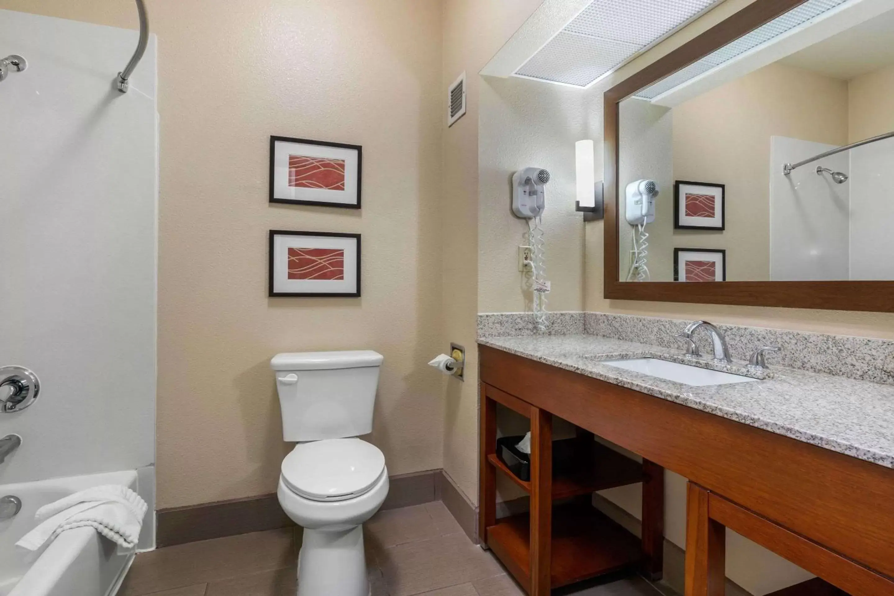 Photo of the whole room, Bathroom in Comfort Inn & Suites Sacramento – University Area