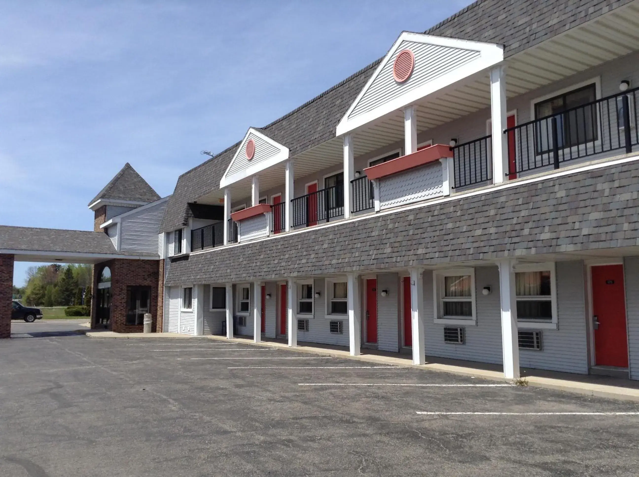 Facade/entrance, Property Building in Days Inn by Wyndham Mackinaw City - Lakeview