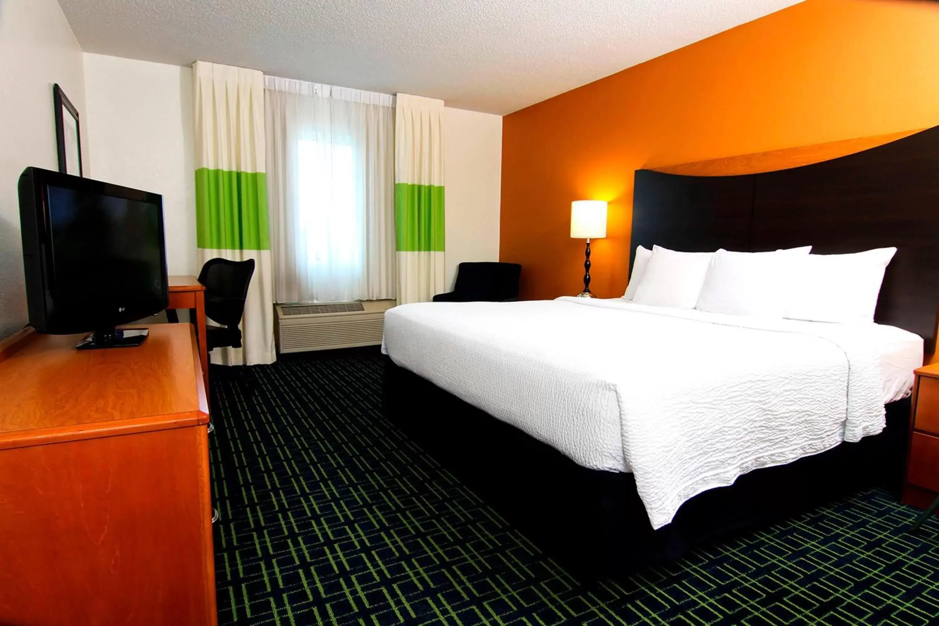 Photo of the whole room, Bed in Fairfield Inn & Suites Minneapolis Burnsville