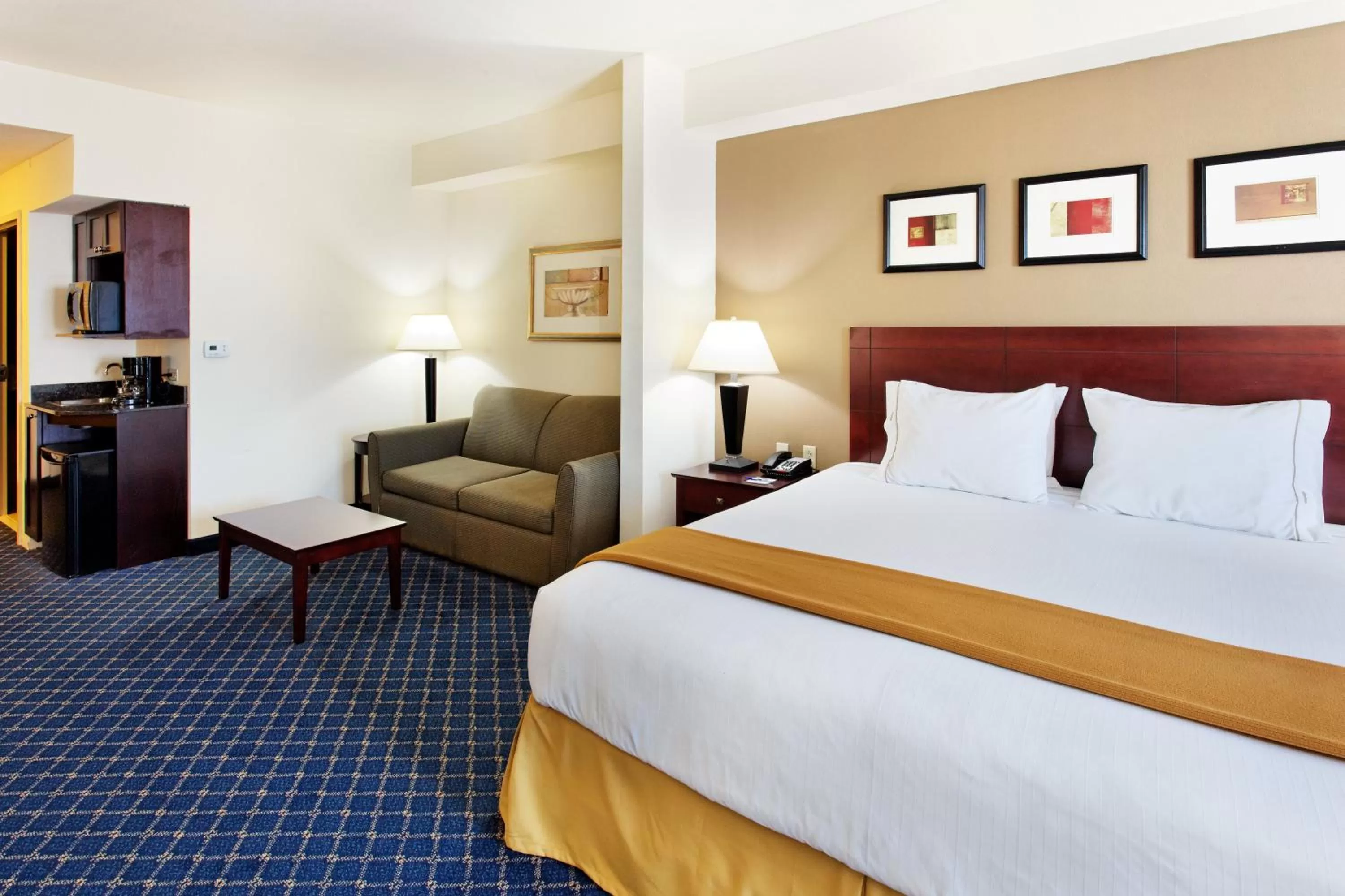 Bedroom, Bed in Holiday Inn Express & Suites Cookeville by IHG