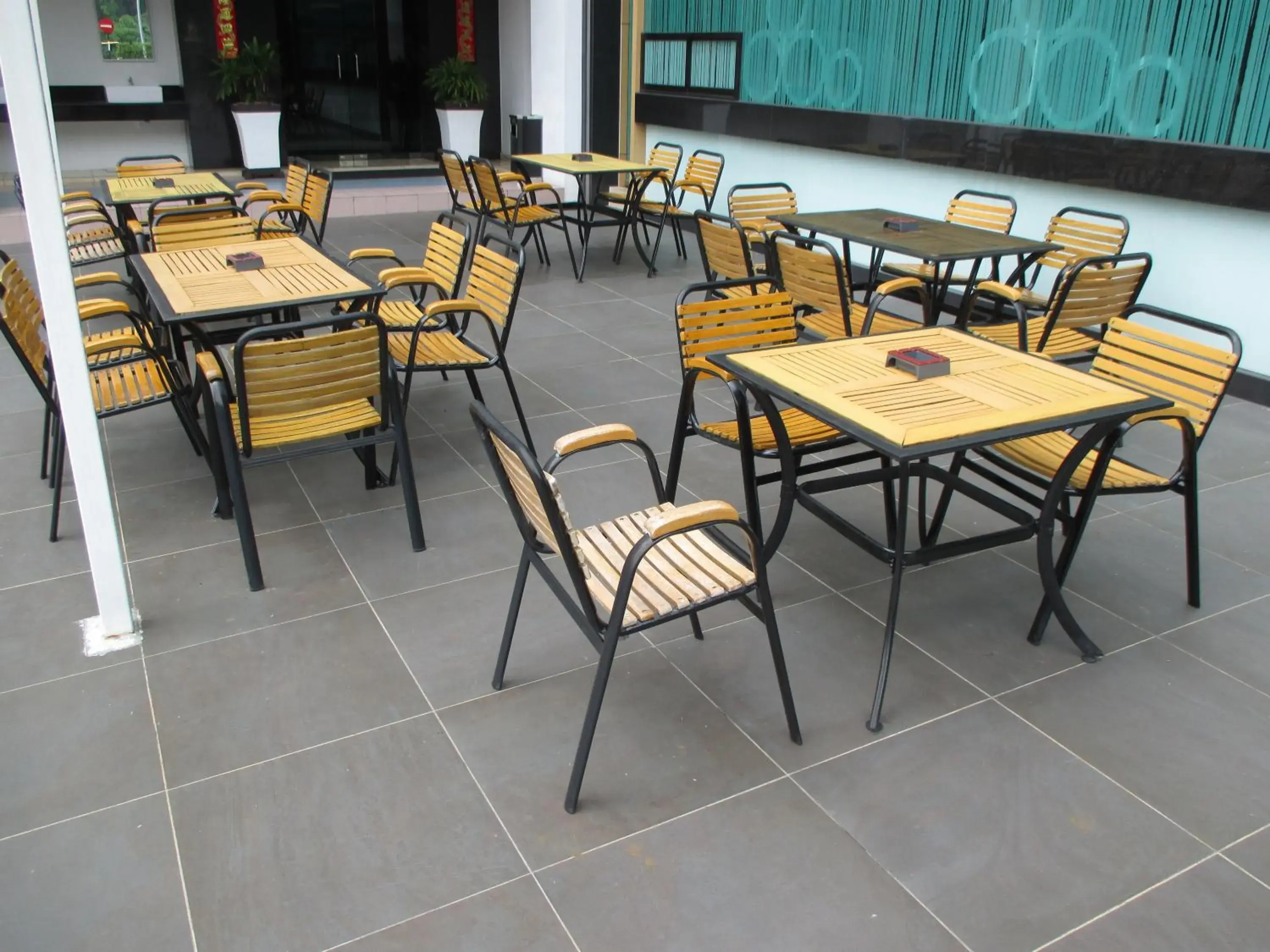 Patio, Restaurant/Places to Eat in Symphony Suites Hotel