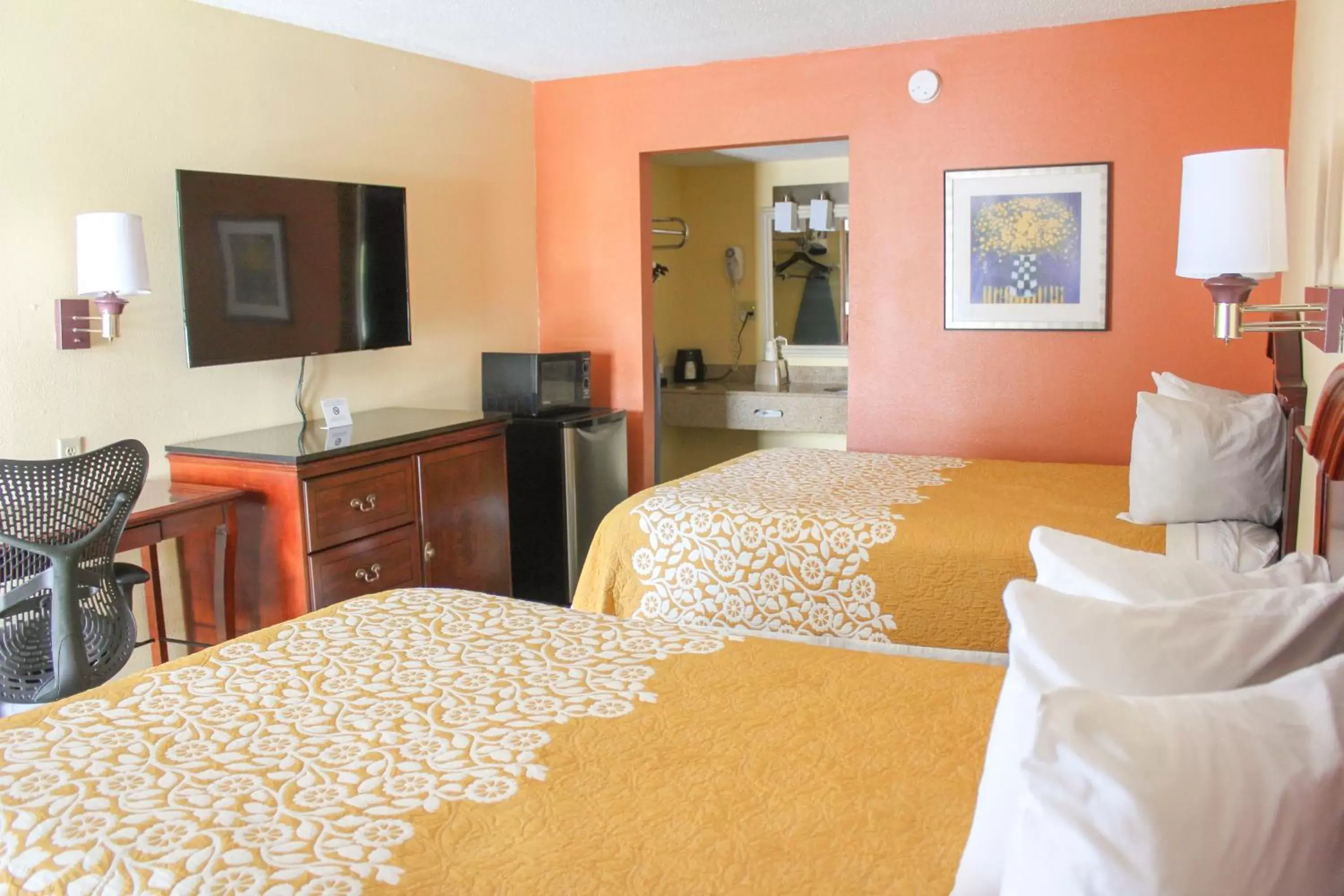TV and multimedia, Bed in Rose Garden Inn & Suites Thomasville