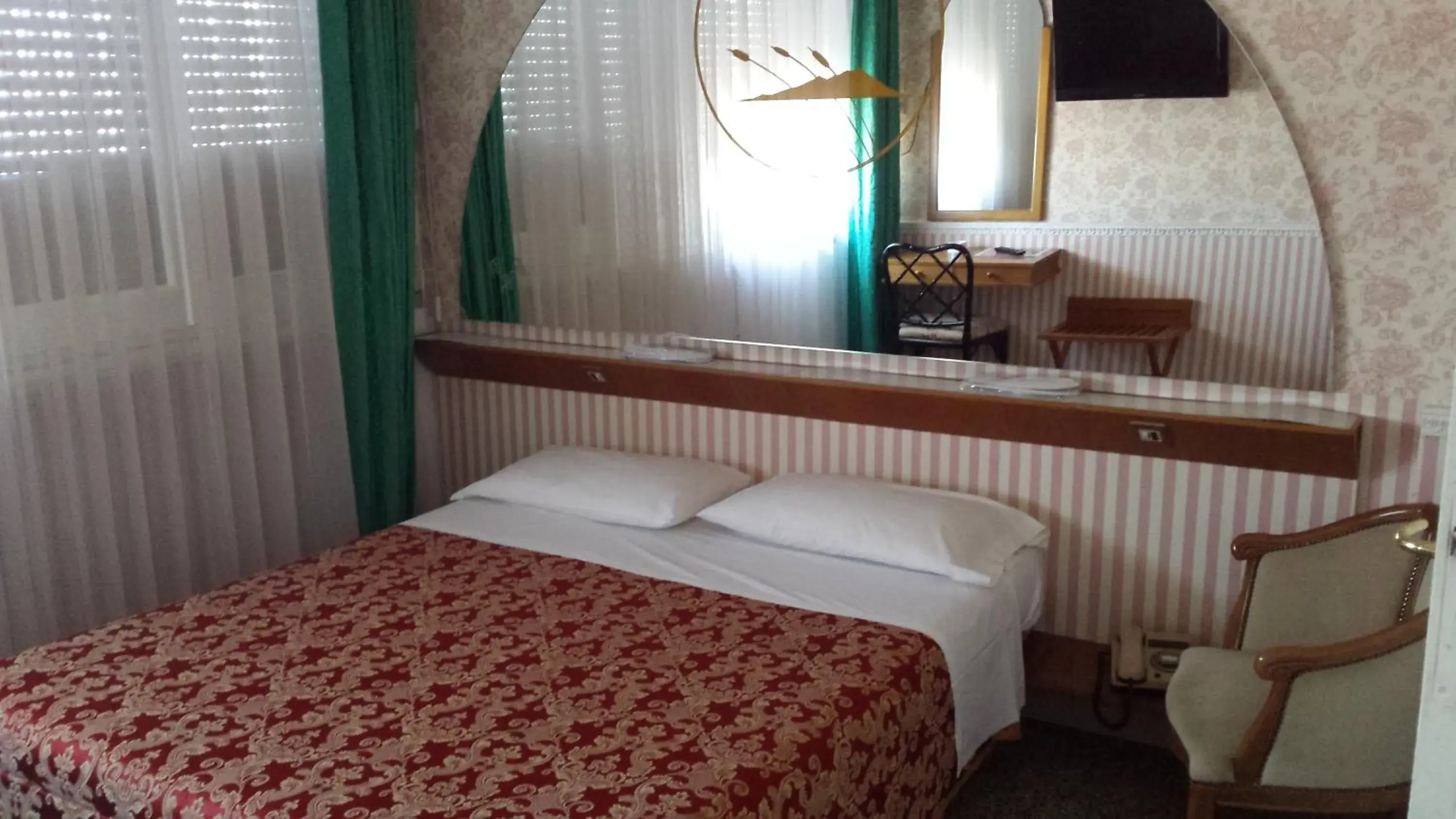 Bedroom, Bed in Grande Albergo Abruzzo