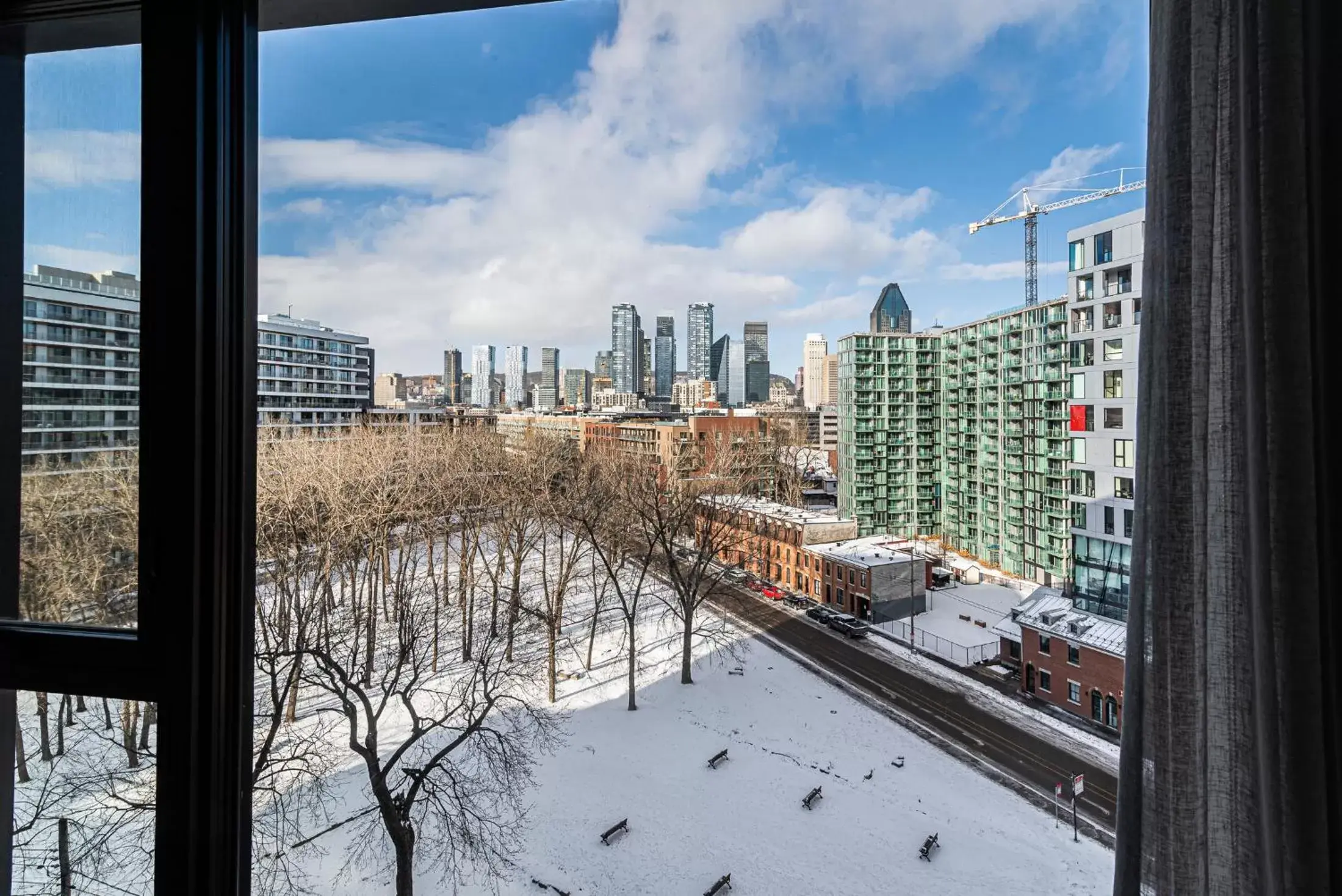 City view in WRFY Griffintown Apartment