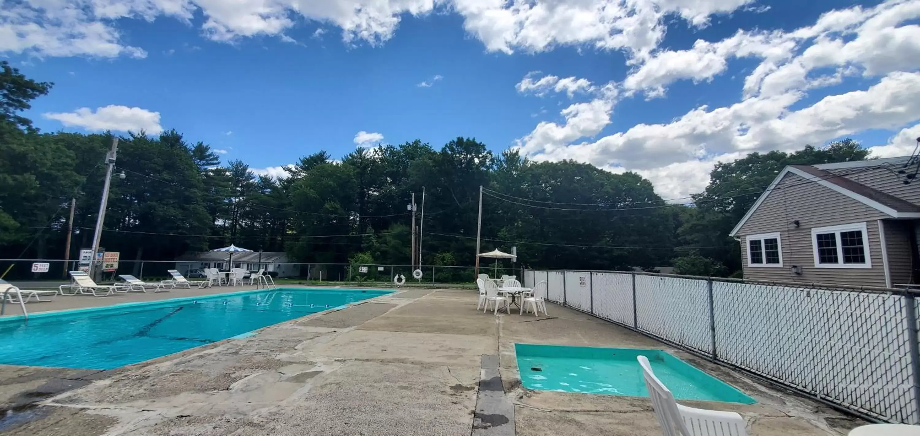 Swimming Pool in Red Ranch Inn