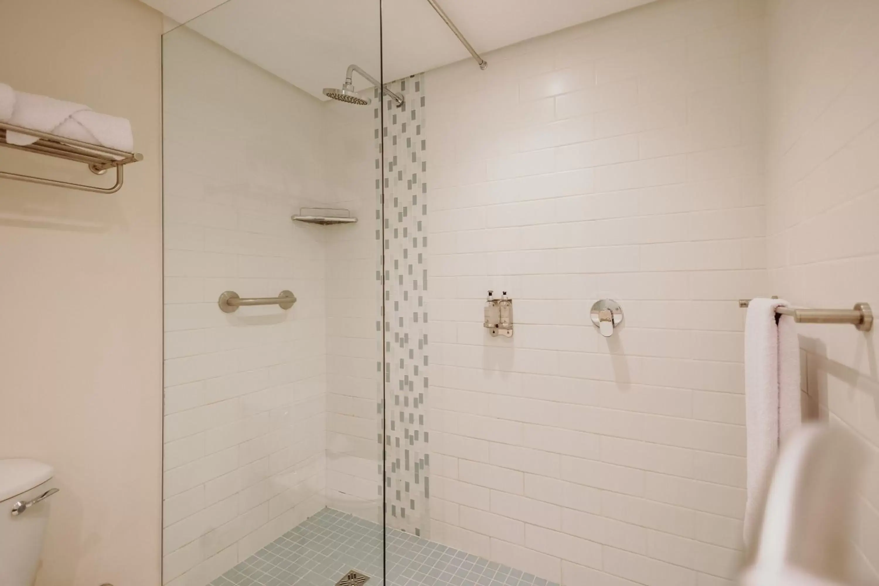 Shower, Bathroom in Bayview Hotel