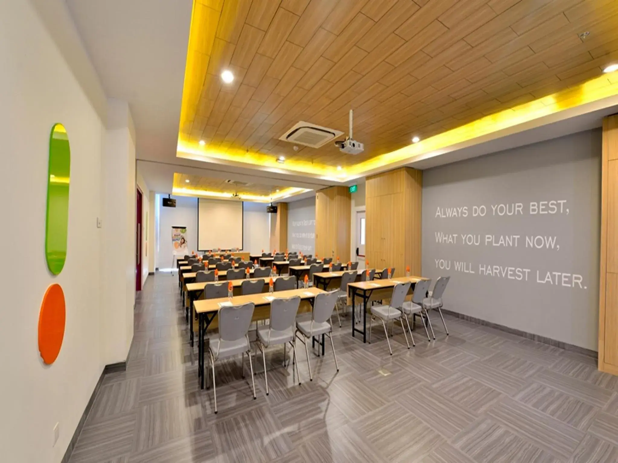 Meeting/conference room in Pop Hotel Stasiun Kota Surabaya