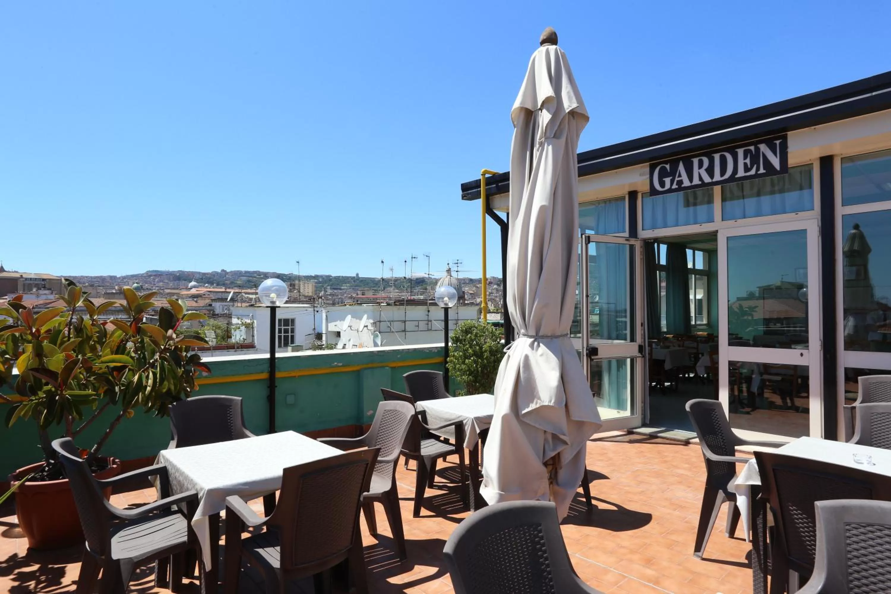 Restaurant/places to eat in Hotel Garden Napoli