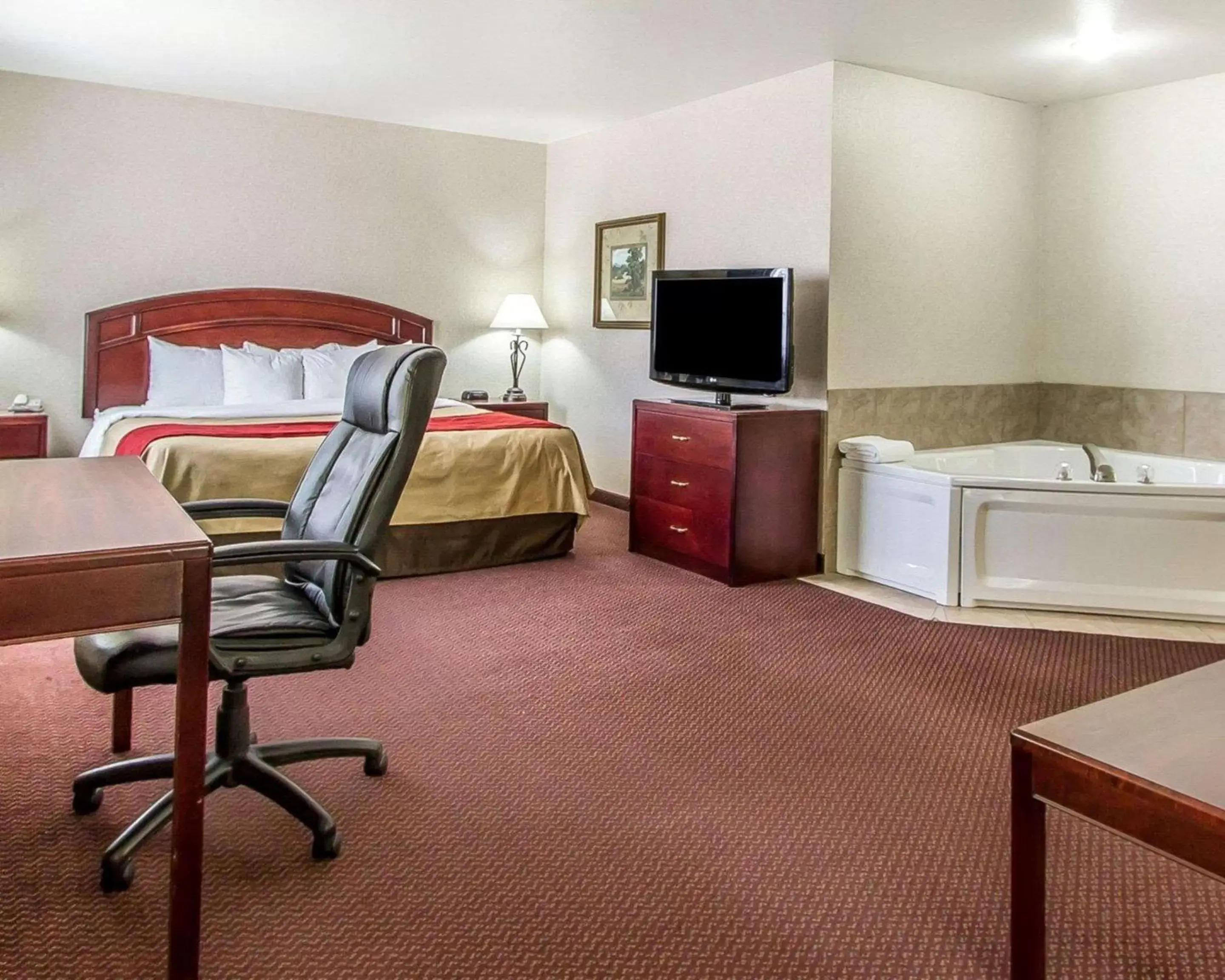 Photo of the whole room, TV/Entertainment Center in Quality Inn & Suites Fort Madison near Hwy 61