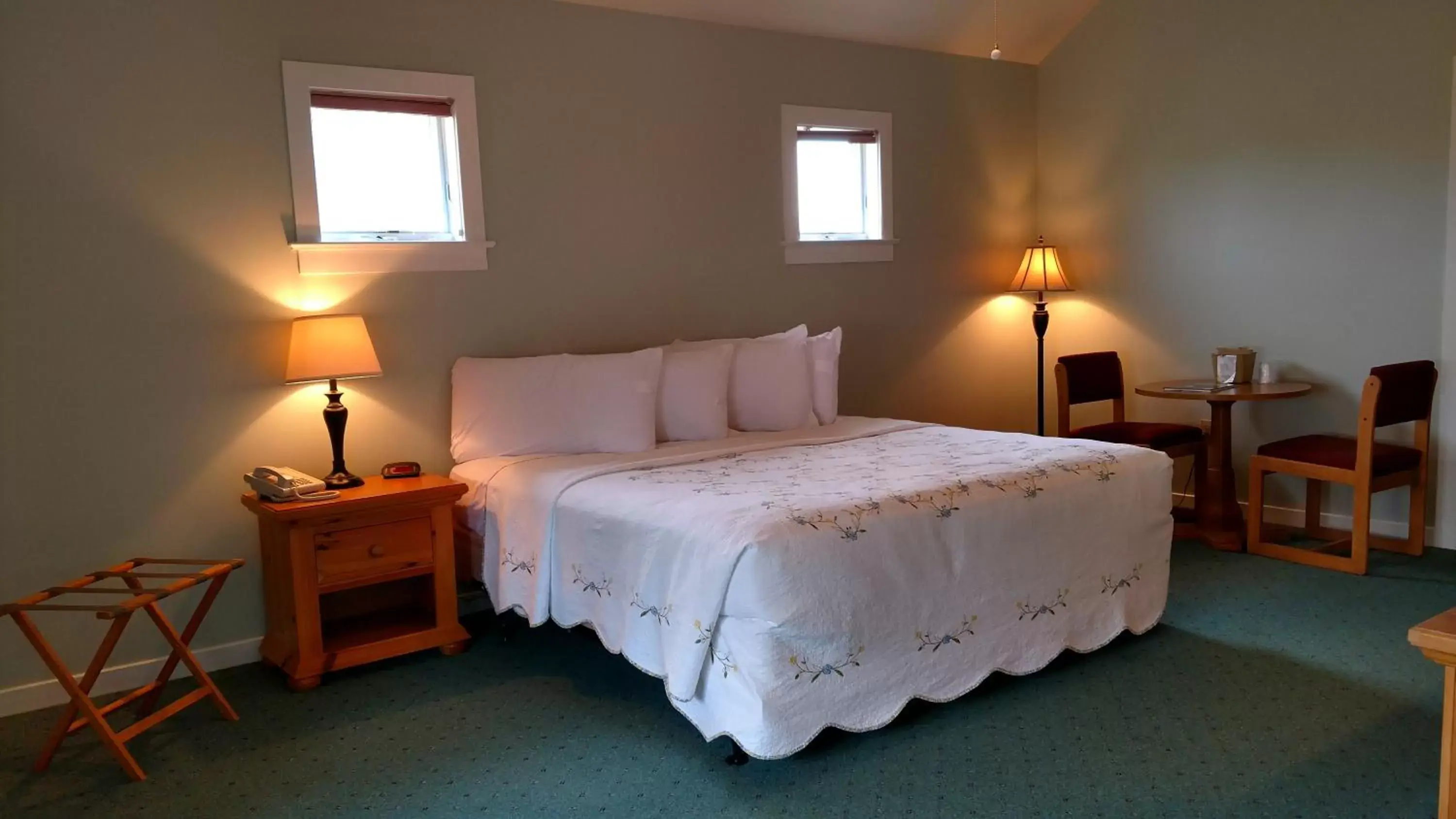Photo of the whole room, Bed in Spruce Lane Lodge and Cottages