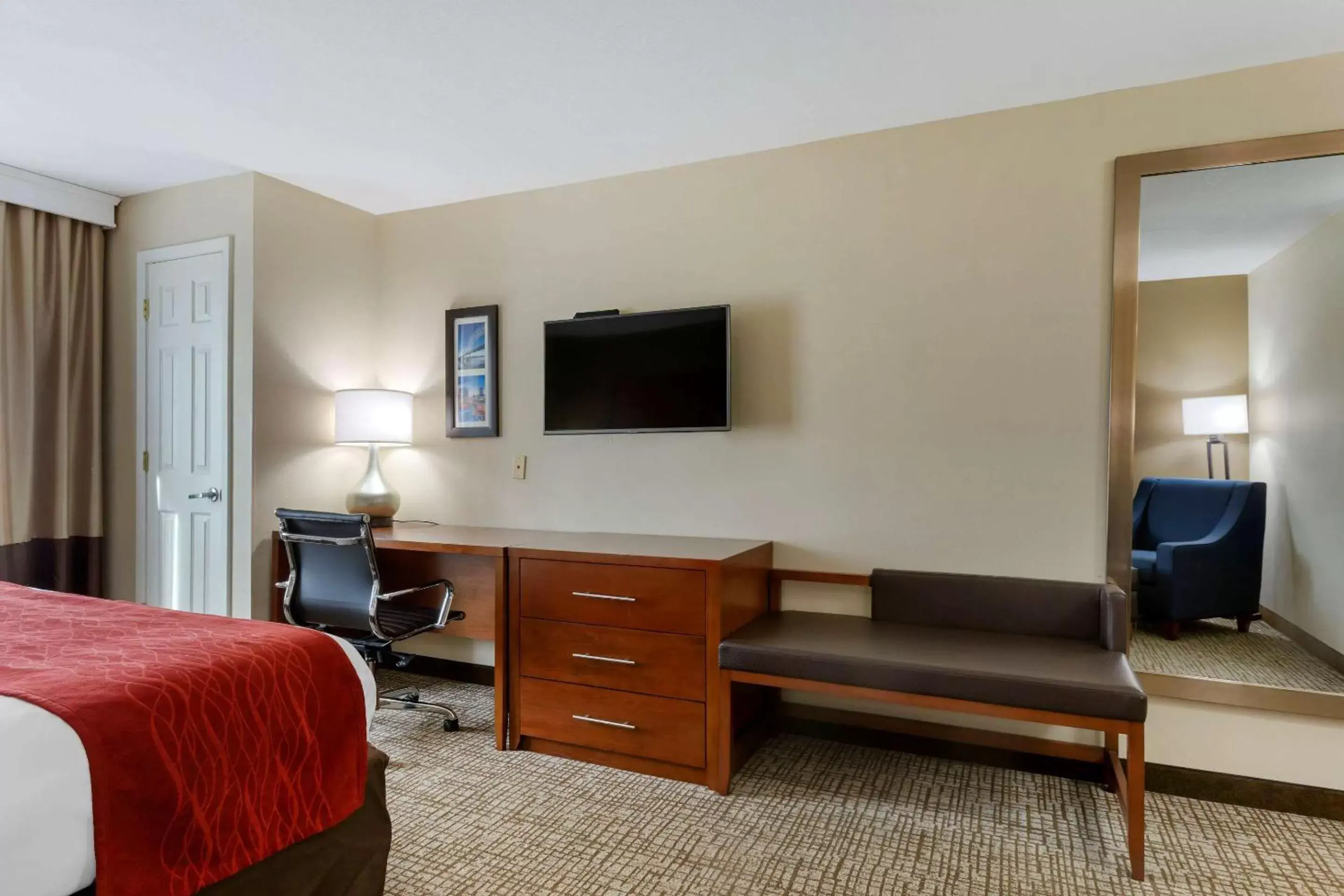 Photo of the whole room, TV/Entertainment Center in Comfort Inn Marion