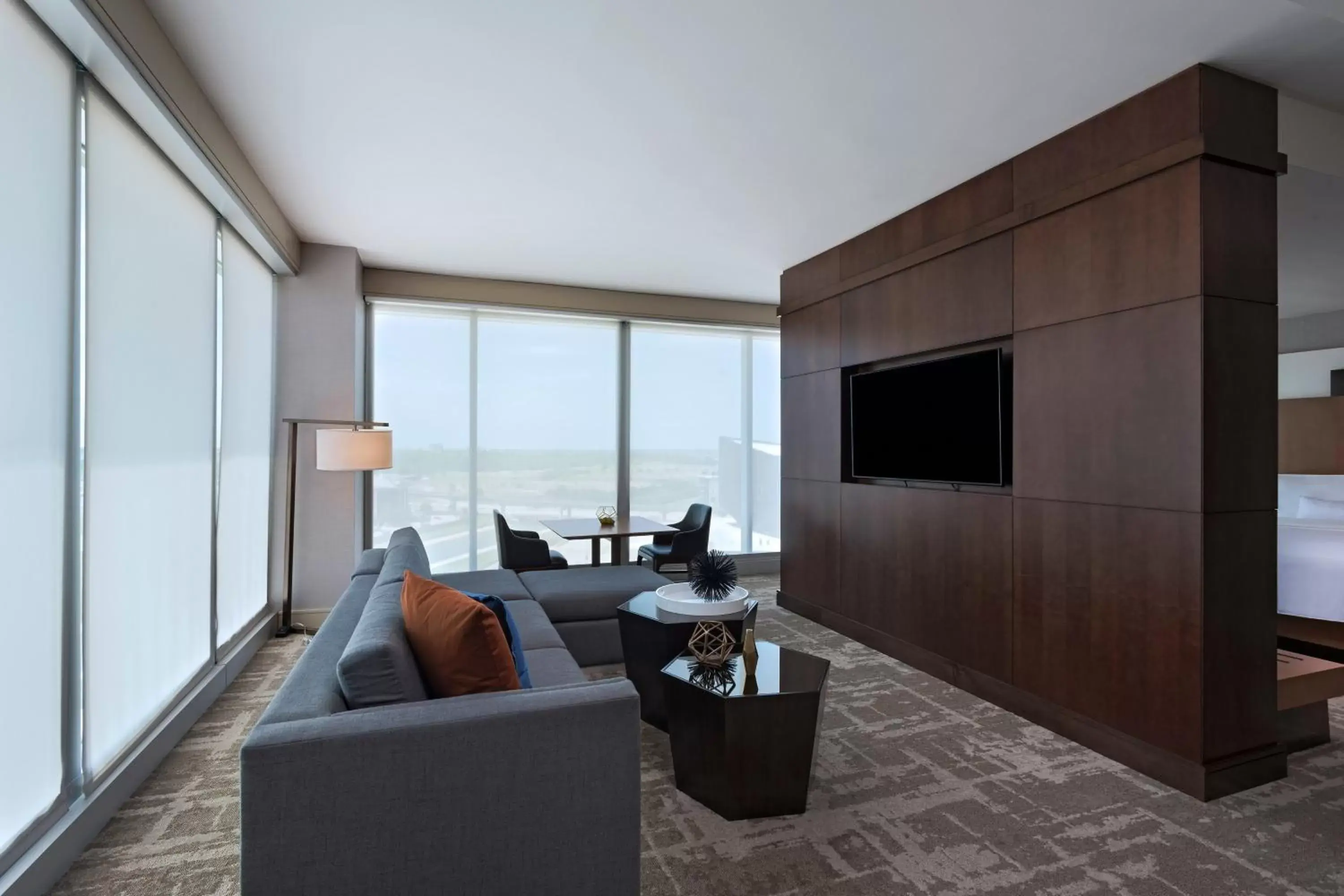 Living room, Seating Area in The Westin Irving Convention Center at Las Colinas