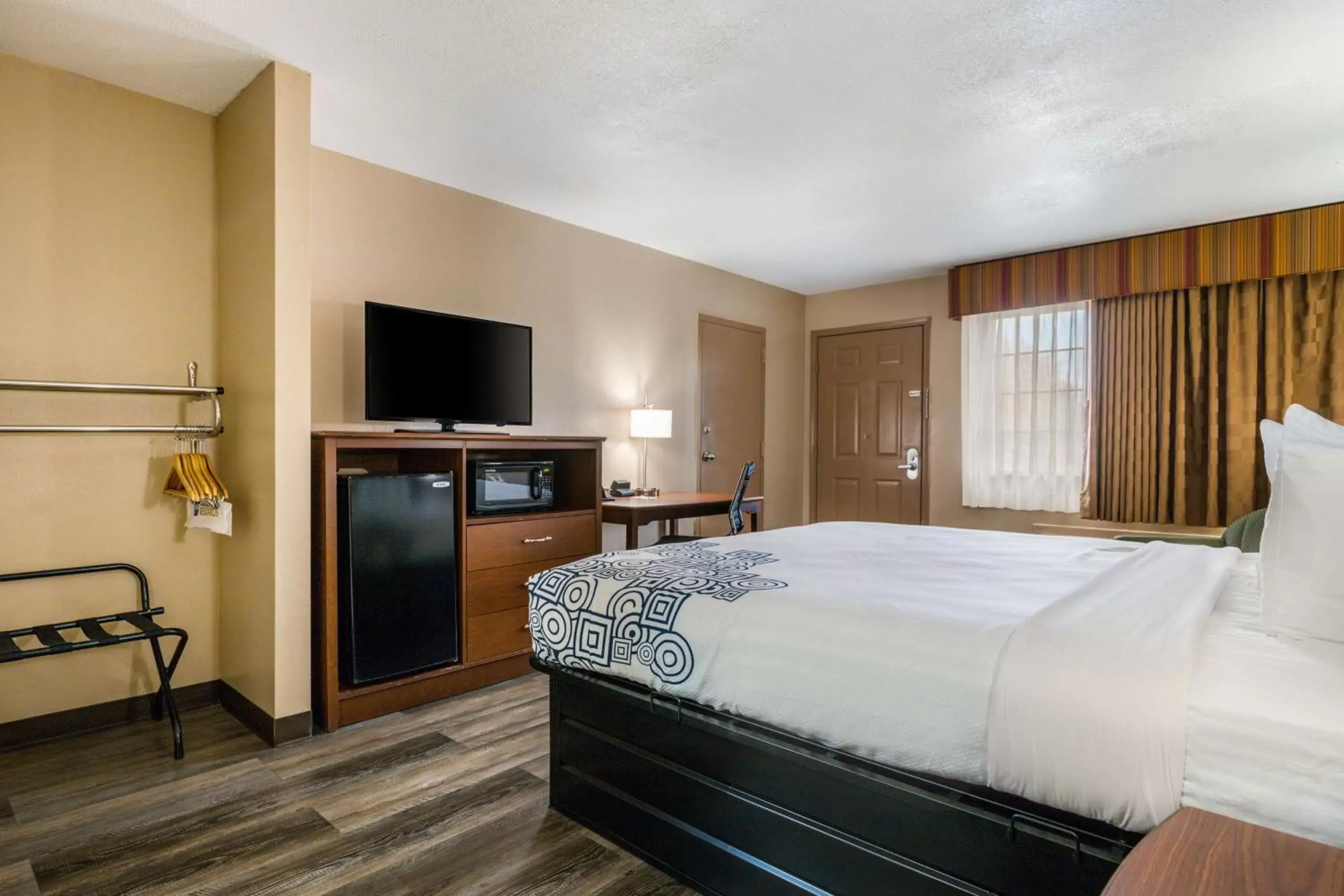 Photo of the whole room, Bed in SureStay Plus Hotel by Best Western Poteau