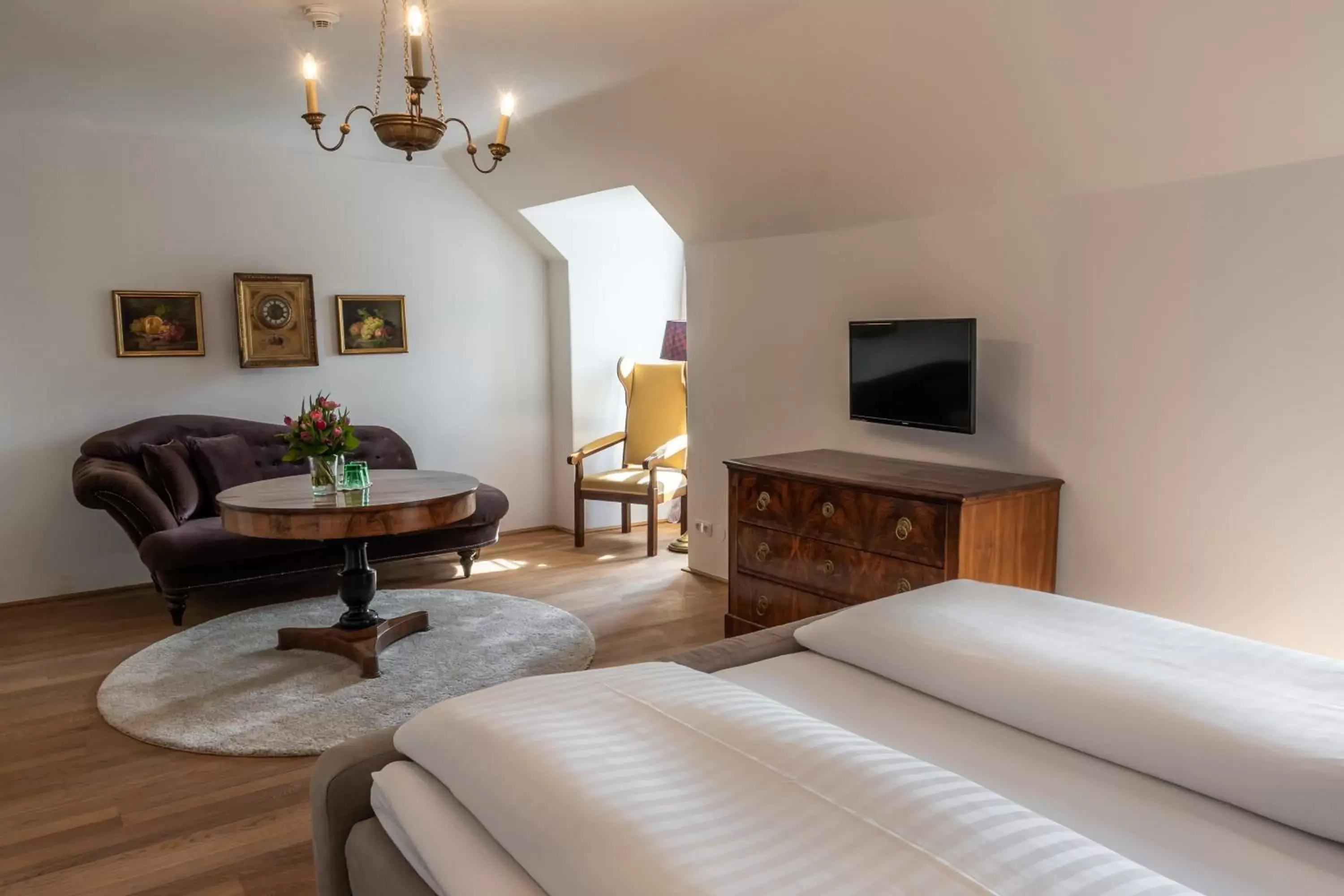 Photo of the whole room, TV/Entertainment Center in Schlosswirt zu Anif - Hotel und Restaurant