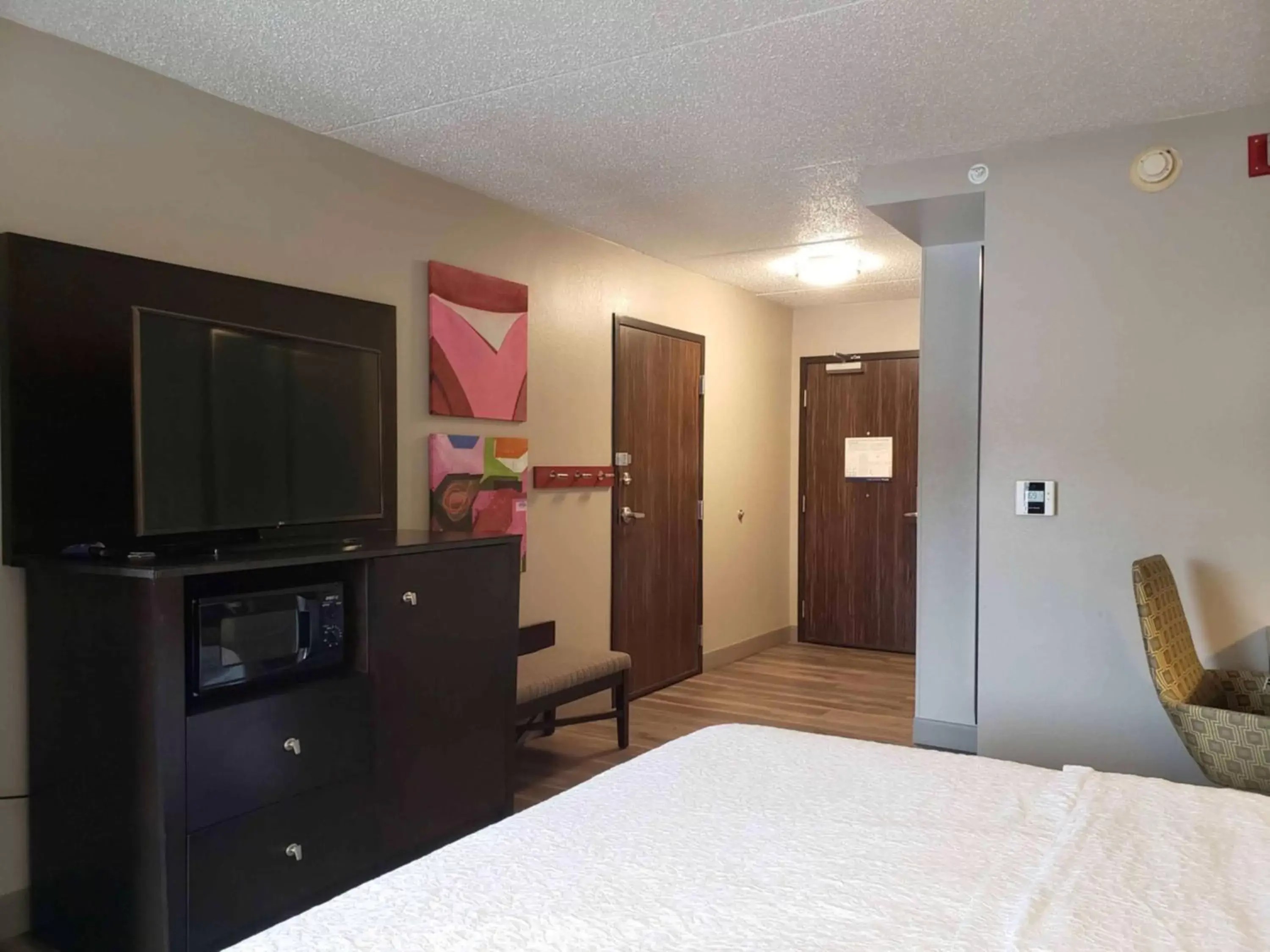 Bed, TV/Entertainment Center in Hampton Inn Greensburg