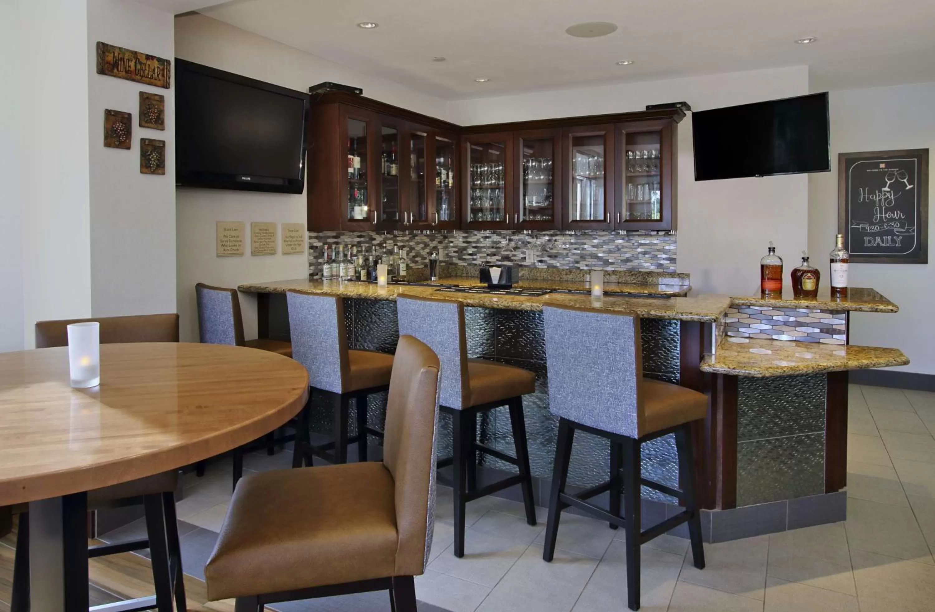 Lounge or bar in Hilton Garden Inn Sonoma County Airport