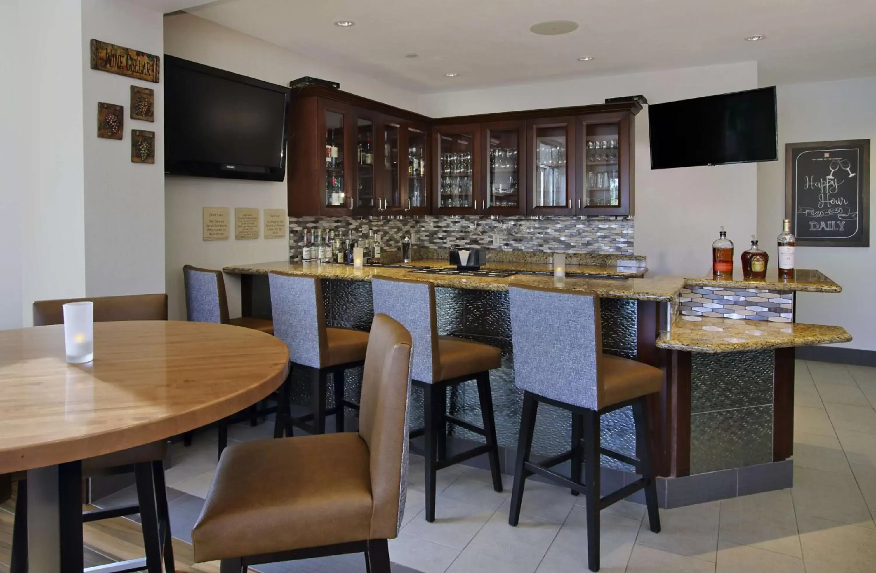 Lounge or bar, Restaurant/Places to Eat in Hilton Garden Inn Sonoma County Airport